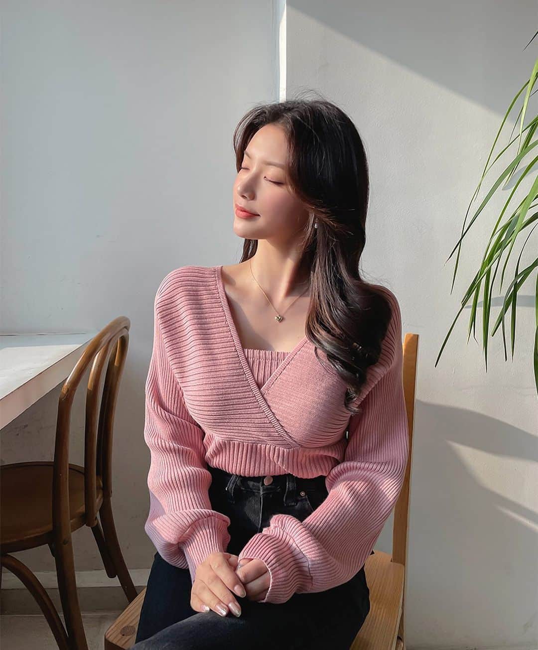 Chuuのインスタグラム：「🎀댓글 이벤트 당첨자 발표🎀  지난 주 깜짝 댓글 이벤트 진행한 거 아시죠?  많은 분들이 참여해주시지 못해서 아쉽지만 가끔 요렇게 깜-짝 이벤트 한 번씩 진행해보도록 할게요! 아래 당첨된 분들 께서는 오늘까지 디엠으로 츄 회원 아이디를 보내주세요! 쇼핑지원금(적립금) 3,000원을 지급해드리도록 하겠습니다❤️  ⚠️당첨자(3명) 축하합니다👏🏼 @_sen0818_  @jinwinmin  @duswl1128」