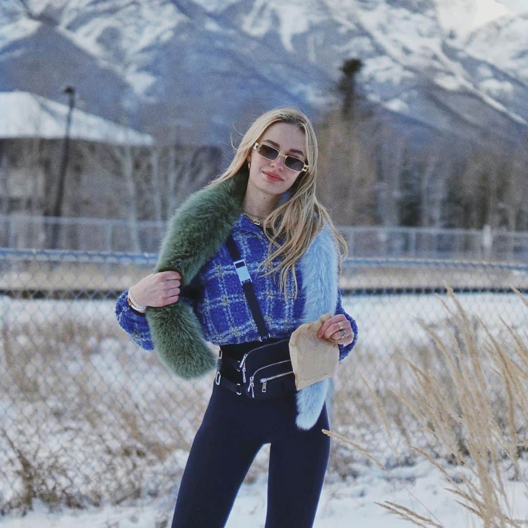 SONYA ESMANのインスタグラム：「two bagels in hand before snowboarding in canada understandably makes for a happy face. 🤍 @fashionnova  fashionnovapartner」