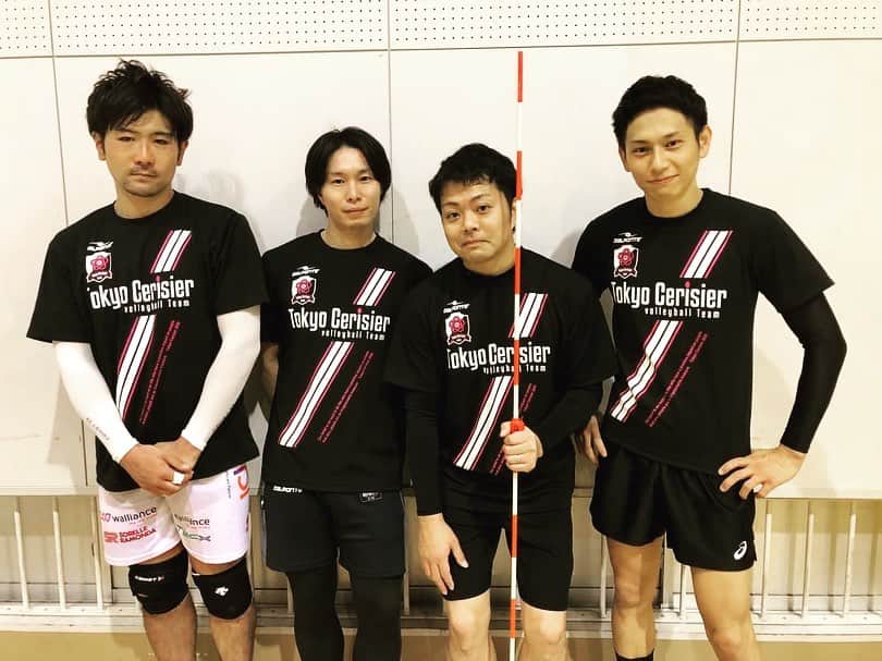 浅岡遥太のインスタグラム：「このブラックのTシャツの付いたスリジエの後援会のプランが今月末が〆切となってます❗️ シャツ販売する時は送料込み3700円で販売しておりこのブラックは初回限定ですので今回限りの予定です‼️ 後援会のみが3000円でブラックシャツ込みで6000円となりお得です😊 後援会はさまざまなイベントや練習見学特典等楽しんでもらえるものを世間の様子を見ながら企画しています❗️  申込はホームページ https://www.tokyocerisier.com/ 公式 @tokyo_cerisier  スタッフアカウント @tokyo_cerisier_staff  にリンク貼っています❗️  遠方の方も近隣の方も入ってくれた方に損させないように考えて色々実施していきます‼️   1万円以上のプレミアムプランは4月以降にリリースします❗️ 通常会員からのランクアップも可能です❗️  至らない点もあるかと思いますが、ご検討頂けますと幸いです😊 何卒、宜しくお願い致します🙇‍♂️  #東京スリジエ﻿ #tokyocerisier #千代田区地域密着型バレーボールチーム #神田﻿ #tokyo #バレーボール﻿ #千代田区﻿ #chiyoda #地域密着型﻿ #地域密着 #volleyball﻿ #beachvolleyball #dalponte﻿ #とまり木整骨院﻿ #ティーエルサービス #神田和食そらみち﻿ #神田丸屋　 #武蔵家酒店 #大塚製薬 #tomatsubmw #ママネーナの学校 #colancolan #さんくーる #sandblock #ZAMST　 #ZAMSTチャレンジャー」