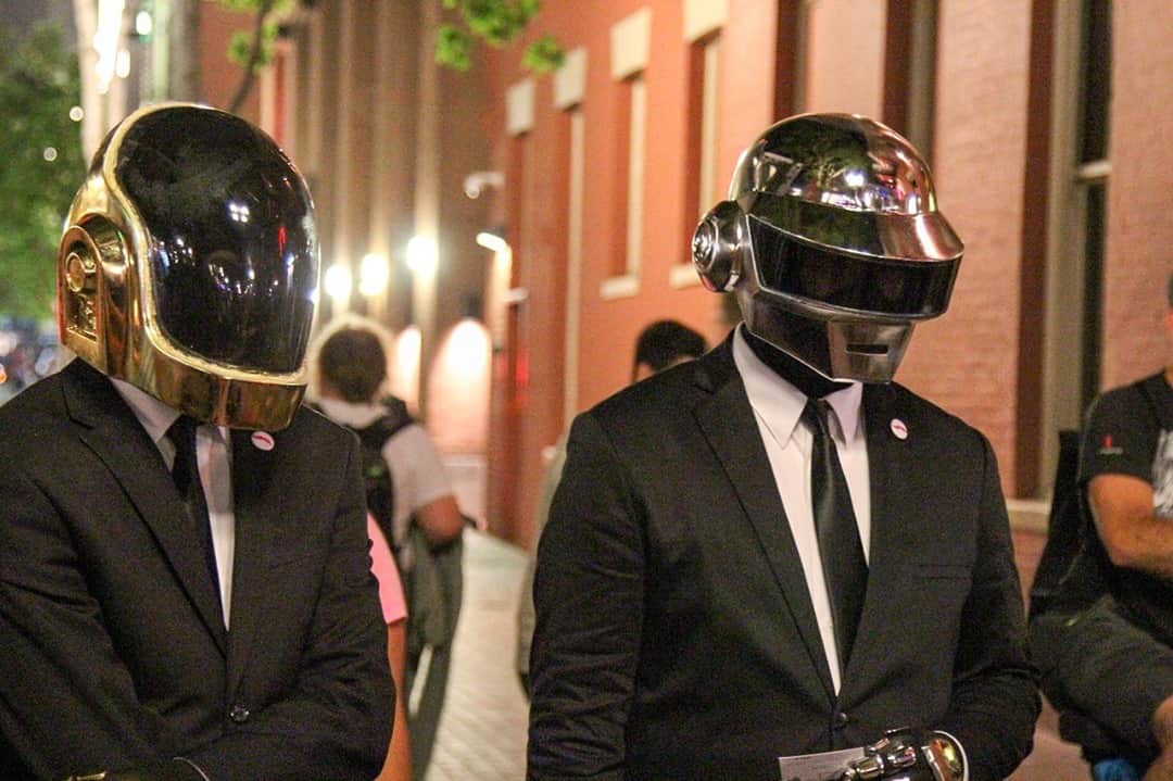 Block.fmのインスタグラム：「Daft Punkによる1995年録音のレアDJミックスが発掘、約3時間分がネットで公開！活動初期に録音された貴重な音源には「Da Funk」、「Rollin' & Scratchin'」、「Alive」など初期作品も収録されている。⁠ ⁠ link in bioからチェック」