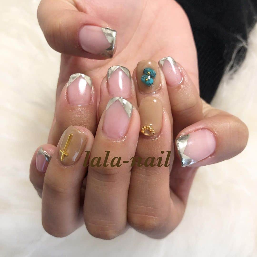 ETSUKOのインスタグラム：「カーキのフレンチの上に ミラーネイル💅 この組み合わせ絶妙🥺 大人可愛い💚✨  ネイル専用のマンションで私1人の プライベートサロンです。 感染対策もしてますので そういった面では安心してお越しください✨」