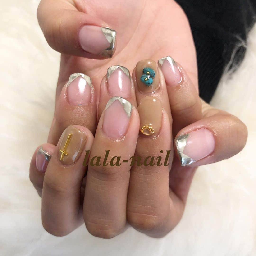 ETSUKOさんのインスタグラム写真 - (ETSUKOInstagram)「カーキのフレンチの上に ミラーネイル💅 この組み合わせ絶妙🥺 大人可愛い💚✨  ネイル専用のマンションで私1人の プライベートサロンです。 感染対策もしてますので そういった面では安心してお越しください✨」1月25日 13時01分 - lalanail_etsu