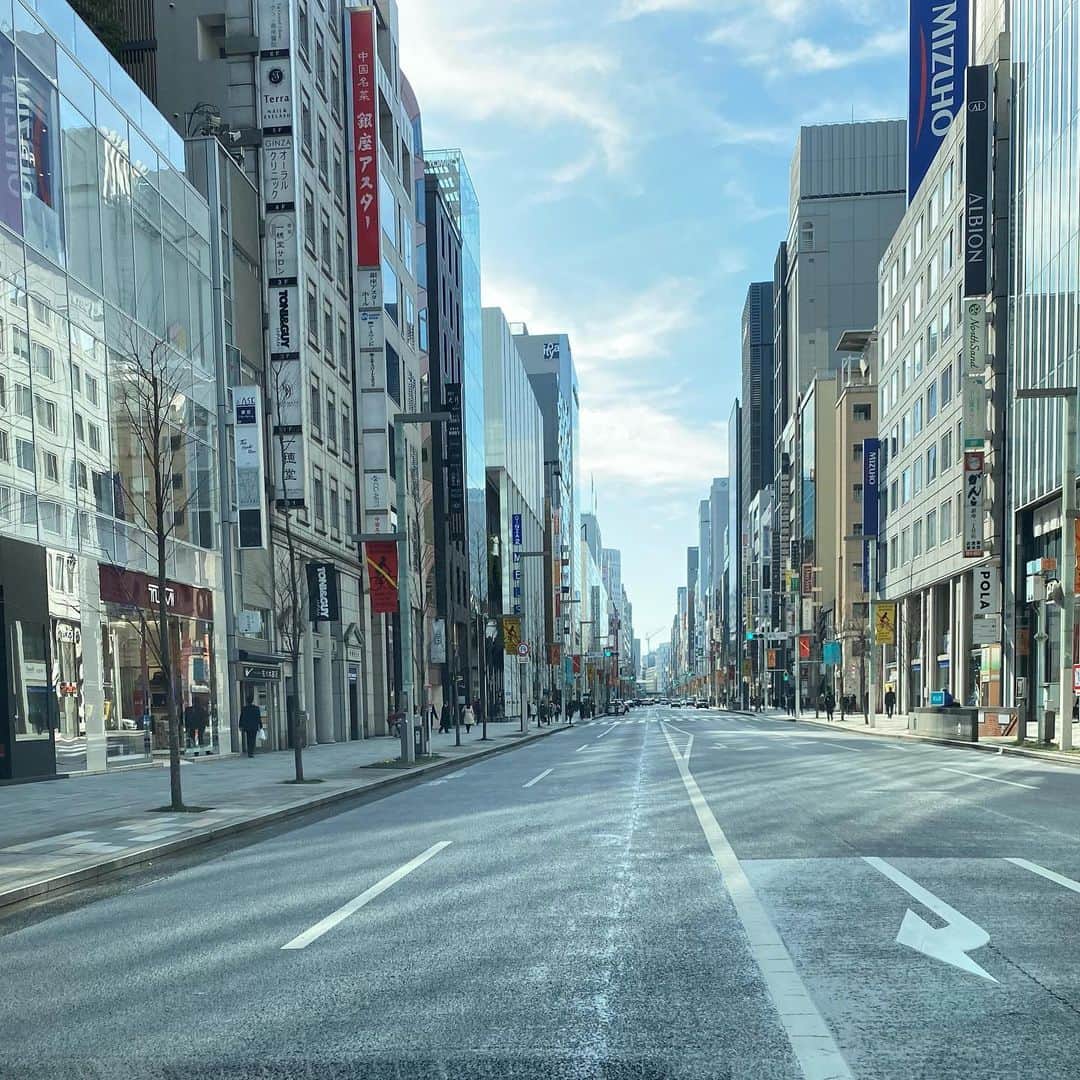 岩崎宏美さんのインスタグラム写真 - (岩崎宏美Instagram)「嘘みたいな本当の話！  これ午後1時の銀座の写真です あまりに人がいなくて、びっくりしちゃいました。 デパートの中も、閑散としていて、寒い😵」1月25日 13時11分 - hiromiiwasaki_official