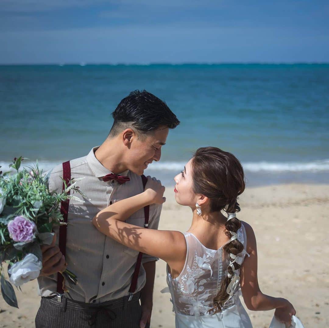 H.I.S. ウェディング（エイチ・アイ・エス）さんのインスタグラム写真 - (H.I.S. ウェディング（エイチ・アイ・エス）Instagram)「≪🌷本日の花嫁🌷≫ . 挙式を終えられた新郎新婦さまの加工なしのリアルなお写真です🥰  式場選びのご参考にされてみてくださいね🕊 . . . 📍Wedding at  #沖縄　#邸宅レストラン　#イルドレ　#HITOTOKI 👰‍♀️Bride:@r.c_wedding . . ロケーションフォト🌳🍃  ビーチに到着🌵✨ . . . . ▷◁────────────────────▷◁  アンケートにご協力くださいました新郎新婦様、 誠にありがとうございました🙌🌟  ▷◁────────────────────▷◁ . 📯初夢フェア開催中📯  人気の沖縄を中心に来年の挙式がお得に❗️  詳しくは、TOPのプロフィールよりホームページをご覧ください🖥 . . ‥‥‥‥‥‥‥‥‥‥‥‥‥‥‥‥‥‥‥‥‥‥‥‥‥‥‥‥‥‥‥‥ . ▶︎ハッシュタグのあとに「チャペル名his」 で検索してみてね！ HISの先輩花嫁のお写真が見られるよ🕊 . . ▶︎みなさんのご質問にお答えします♡ 『海外挙式ってどんな感じ？』 『予算は？』 『準備期間は？』 『まずどうしたらいいの？』 など、疑問や質問があればコメント欄に入れてね😉❣️ お答えしていくよ♪ . ▶︎HISで挙式をされた花嫁さんは　#his卒花  とハッシュタグを入れてね！ こちらで紹介してもいいよ、という方はDMお待ちしてます♪ . ──────────────────── #hisウェディング #沖縄ウェディング  #リゾート婚 #リゾート挙式 #リゾートウェディング #結婚式準備 #プレプレ花嫁 #幸せバトン #日本中のプレ花嫁さんと繋がりたい #ゼクシィ2020  #タビ嫁 #tabijyo_wedding #2021春婚 #2021秋婚 #プロポーズ #理想の結婚式  #his花嫁 #海外挙式準備 #サマーウェディング #沖縄好きな人とつながりたい #式場探し中 #沖縄ウェディングフォト #リゾートウェディング #リゾ婚 #フォトスポット #イルドレhis」1月25日 13時03分 - his_wedding