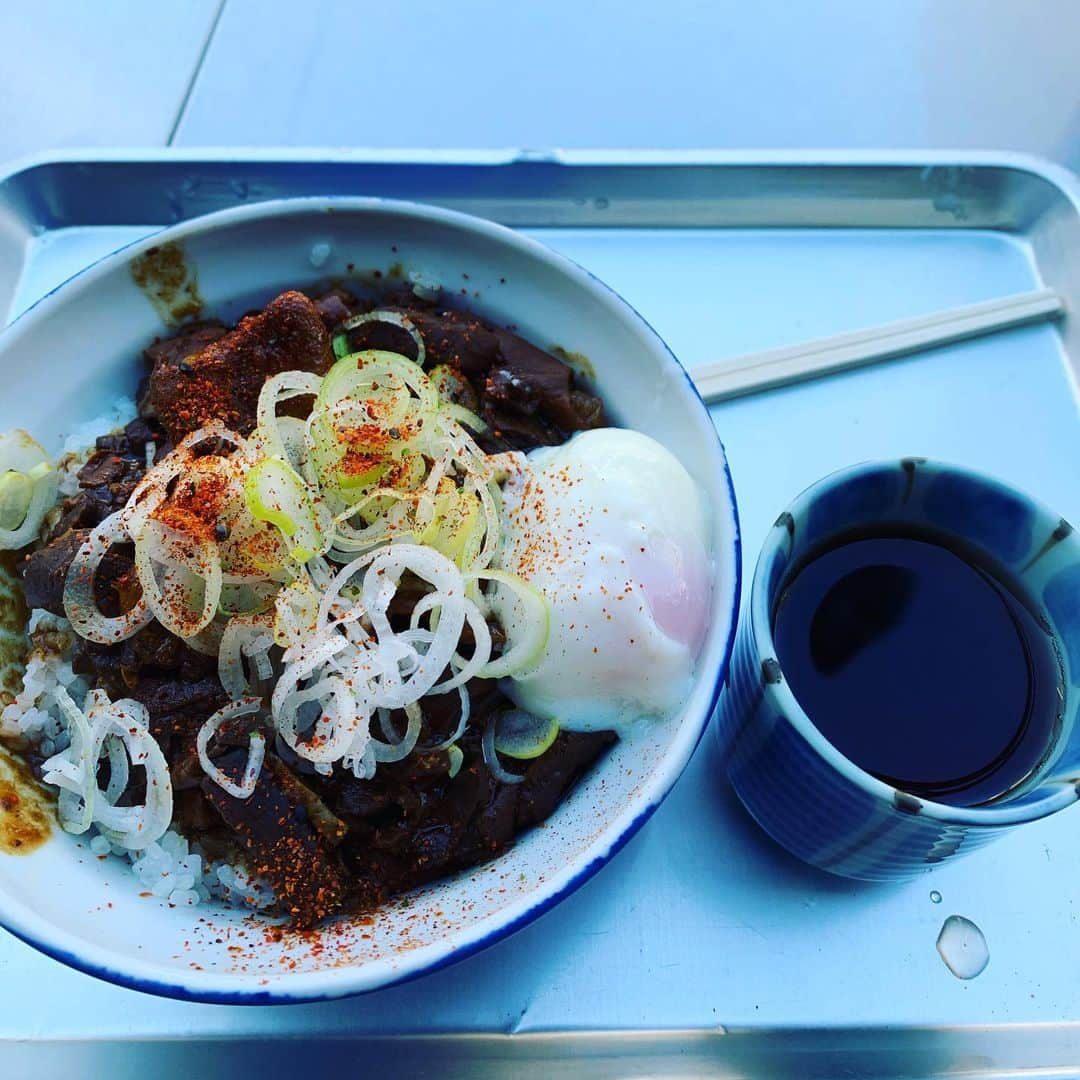 金村義明さんのインスタグラム写真 - (金村義明Instagram)「月曜日スタート！ エアロバイクで汗💦絞り出して 築地へまたまた買い出しへ！ ランチはきつねや！ ホルモン丼温玉入り！ 好みの問題！ もうええなぁ！ 下津井のタコ🐙買って！ 刺身盛り 丸竹の玉子焼き 築地で韓国惣菜店見つけた！ ケジャン&チャンジャ&ケッパリ 三鷹の姪っ子夫婦へ差し入れ寄って 15時半毎日放送ラジオ生放送」1月25日 13時09分 - yoshiaki_kanemura