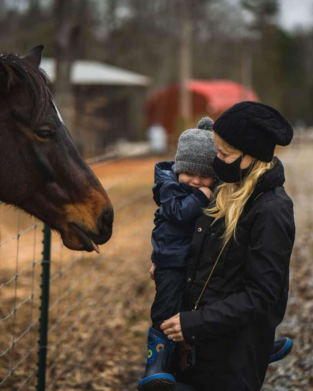 エミリー・デ・レイヴィンさんのインスタグラム写真 - (エミリー・デ・レイヴィンInstagram)「A few weeks ago we stayed the night (in our RV) at a very special rescue farm. @secondchancerescuesc  We helped to feed the (many!) piggies 🐷🐷🐷, & horses 🐎 , chickens 🐔 , cows 🐮 & donkeys 🐴 & of course give them lots of love & pets 🥰.  These animals are so incredibly loved & cared for there 🙏❤️ Downside- trying to tear the kids away from their new found friends!! 🤪 We found this place through @harvesthosts - such an awesome company! We’ve stayed at some really lovely farms & vineyards over the last few months & had an amazing experience at all! (all one night stops ‘cos generally these places don’t have hook ups for the RV)  P.S. last pic= some major cuteness sibling love 💕 I   📷 @eb.photogeography  #rvlife #lifeontheroad #rescuefarm #animallovers #mumlife #momlife #kidlife #toddlerlife #lovelife」1月25日 13時09分 - emiliede_ravin