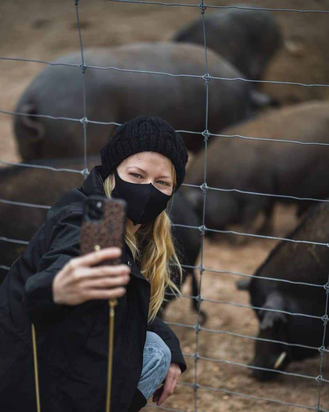 エミリー・デ・レイヴィンさんのインスタグラム写真 - (エミリー・デ・レイヴィンInstagram)「A few weeks ago we stayed the night (in our RV) at a very special rescue farm. @secondchancerescuesc  We helped to feed the (many!) piggies 🐷🐷🐷, & horses 🐎 , chickens 🐔 , cows 🐮 & donkeys 🐴 & of course give them lots of love & pets 🥰.  These animals are so incredibly loved & cared for there 🙏❤️ Downside- trying to tear the kids away from their new found friends!! 🤪 We found this place through @harvesthosts - such an awesome company! We’ve stayed at some really lovely farms & vineyards over the last few months & had an amazing experience at all! (all one night stops ‘cos generally these places don’t have hook ups for the RV)  P.S. last pic= some major cuteness sibling love 💕 I   📷 @eb.photogeography  #rvlife #lifeontheroad #rescuefarm #animallovers #mumlife #momlife #kidlife #toddlerlife #lovelife」1月25日 13時09分 - emiliede_ravin