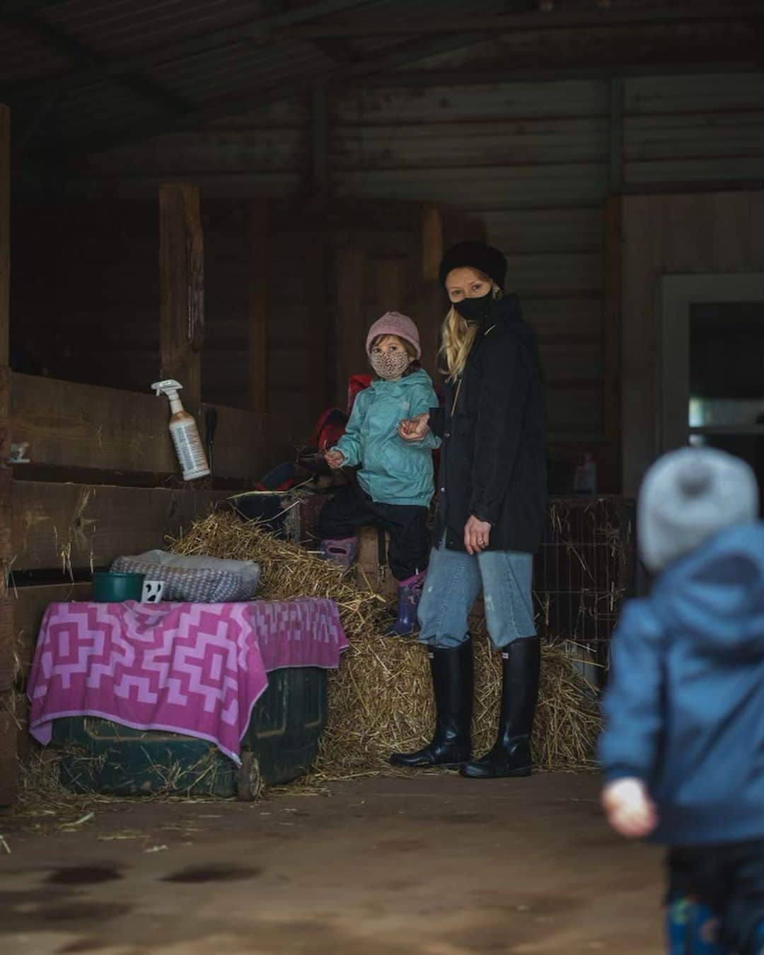 エミリー・デ・レイヴィンさんのインスタグラム写真 - (エミリー・デ・レイヴィンInstagram)「A few weeks ago we stayed the night (in our RV) at a very special rescue farm. @secondchancerescuesc  We helped to feed the (many!) piggies 🐷🐷🐷, & horses 🐎 , chickens 🐔 , cows 🐮 & donkeys 🐴 & of course give them lots of love & pets 🥰.  These animals are so incredibly loved & cared for there 🙏❤️ Downside- trying to tear the kids away from their new found friends!! 🤪 We found this place through @harvesthosts - such an awesome company! We’ve stayed at some really lovely farms & vineyards over the last few months & had an amazing experience at all! (all one night stops ‘cos generally these places don’t have hook ups for the RV)  P.S. last pic= some major cuteness sibling love 💕 I   📷 @eb.photogeography  #rvlife #lifeontheroad #rescuefarm #animallovers #mumlife #momlife #kidlife #toddlerlife #lovelife」1月25日 13時09分 - emiliede_ravin