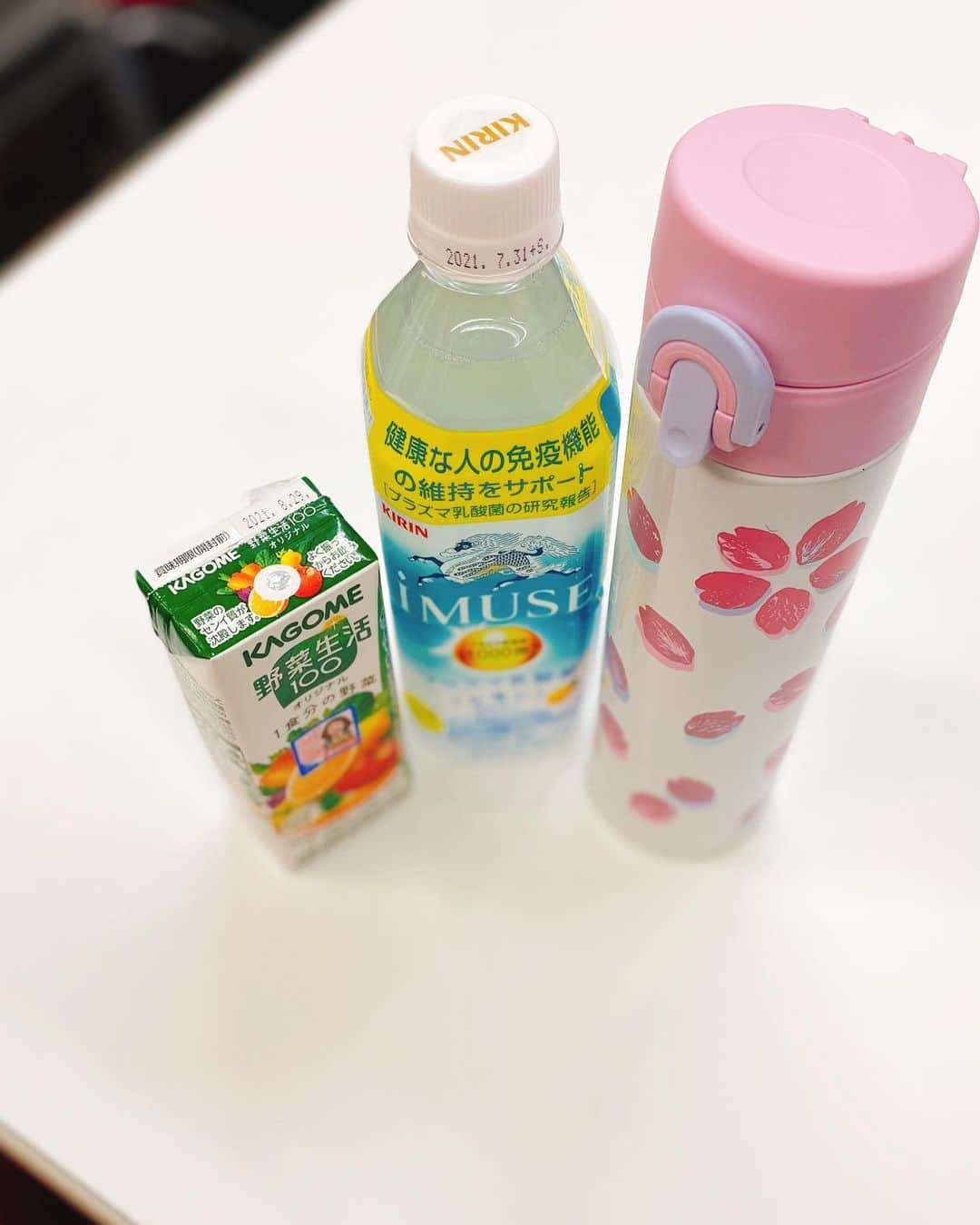 倉田雅世のインスタグラム：「お昼休憩なう。 あったかいお茶と飲み物いろいろ。 冬も水分補給大事。」