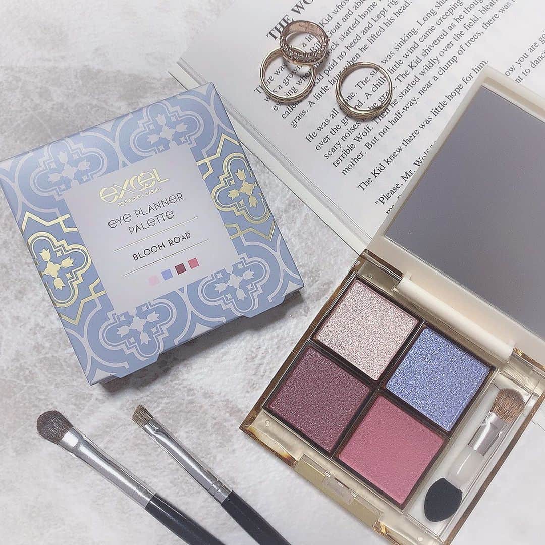 のインスタグラム：「💄EXCEL アイプランナーパレット01 ブルームロード @excelmake  ・ 1月19日に発売された限定カラー🤤💓 エクセルにしてはちょっとお高めの 2,500円だったけどパッケージも 色自体も可愛すぎて買ってしまった…😭💓 ・ 右上の青がもっとバブリーな青色で 発色すると思ったらそんなことはなくて 綺麗な偏光ラメで涙袋とかアイホールの 立体感出すのに使ってみたよー✨ 動く度にキラキラして可愛い🥰 ・ あと他の方も書いてたんだけど パッケージがマットな素材だから 指紋跡で汚くならなくて嬉しい☺️💓 ・ #アイプランナーパレット #エクセル #エクセルアイシャドウ #限定カラー #ブルベメイク #おすすめコスメ #コスメレビュー  #アイパレット #メイクパレット #コスメ好きな人と繋がりたい #おしゃれさんと繋がりたい #美意識向上 #置き画 #置き画くら部 #100均インテリア #100均 #テーブルフォト #ゆーろの可愛いメモ」