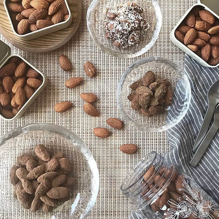 Michikoのインスタグラム：「. ________ ESSENTIALS for health and beauty 👍🏻✔️ . キレイを目指すなら「1.23 アーモンド」を新習慣に！ (1月23日＝アーモンドの日🤎)  先日ストーリーでもご紹介しましたが、 23粒 (約30g) のアーモンドで、 1日に摂りたいビタミンEの摂取が可能。  主に以下の美容健康効果を期待できます。 ✔︎若返りのビタミン (アンチエイジング) ✔︎冷え取りビタミン (血流を良くし、女性ホルモンの分泌を促進） ✔︎サビ取りビタミン (強い抗酸化作用による、活性酸素の除去) . . アーモンドを含むナッツ類は毎日摂取しているけれど、 ご招待いただいたイベント参加を通して 毎日の摂取ルーティンを続けていこうと思いました👍🏻✨ . . 写真は自作したフレーバーアーモンドです。 オリジナルシェイカーを使い 冷蔵庫の中にある簡単な食材だけで作れるから楽しい。 . いろんなフレーバーを作ってみたのですが、 その中でも特に好みの3種をご紹介。  ●ココア アーモンド23粒/30g、ローカカオパウダー小さじ1 メープルシロップ小さじ1/2、ココナッツシュガー小さじ1/2  ●チャイ アーモンド23粒/30g、ココナッツシュガー小さじ1/2 練乳小さじ1、塩少々、シナモンパウダー小さじ1/4  ●ココナッツ（自作レシピ） アーモンド23粒/30g、メープルシロップ小さじ1/2 ココナッツファイン小さじ1、ココナッツシュガー小さじ1/2 . . ローカカオパウダー→カカオパウダー/ココアパウダー  ココナッツシュガー→他のお砂糖 メープルシロップ→蜂蜜/アガベシロップ等　 に変えても美味しくできます🙆🏻‍♀️  オイルや蜂蜜等の液体をつなぎにすれば、 いくらでもアレンジ可能なので お好みの食材でトライしてみてください☺️ . . カリフォルニア・アーモンド協会の公式アカウント @almondsjp でキャンペーンを行なっているので、 こちらもぜひチェックしてみてくださいね🤎 期間：1/23〜2/11 . . #AD #カリフォルニアアーモンド #アーモンドでキレイ生活 #シャカシャカアーモンド #ビタミンE #ビューティスナック #アーモンドの日」