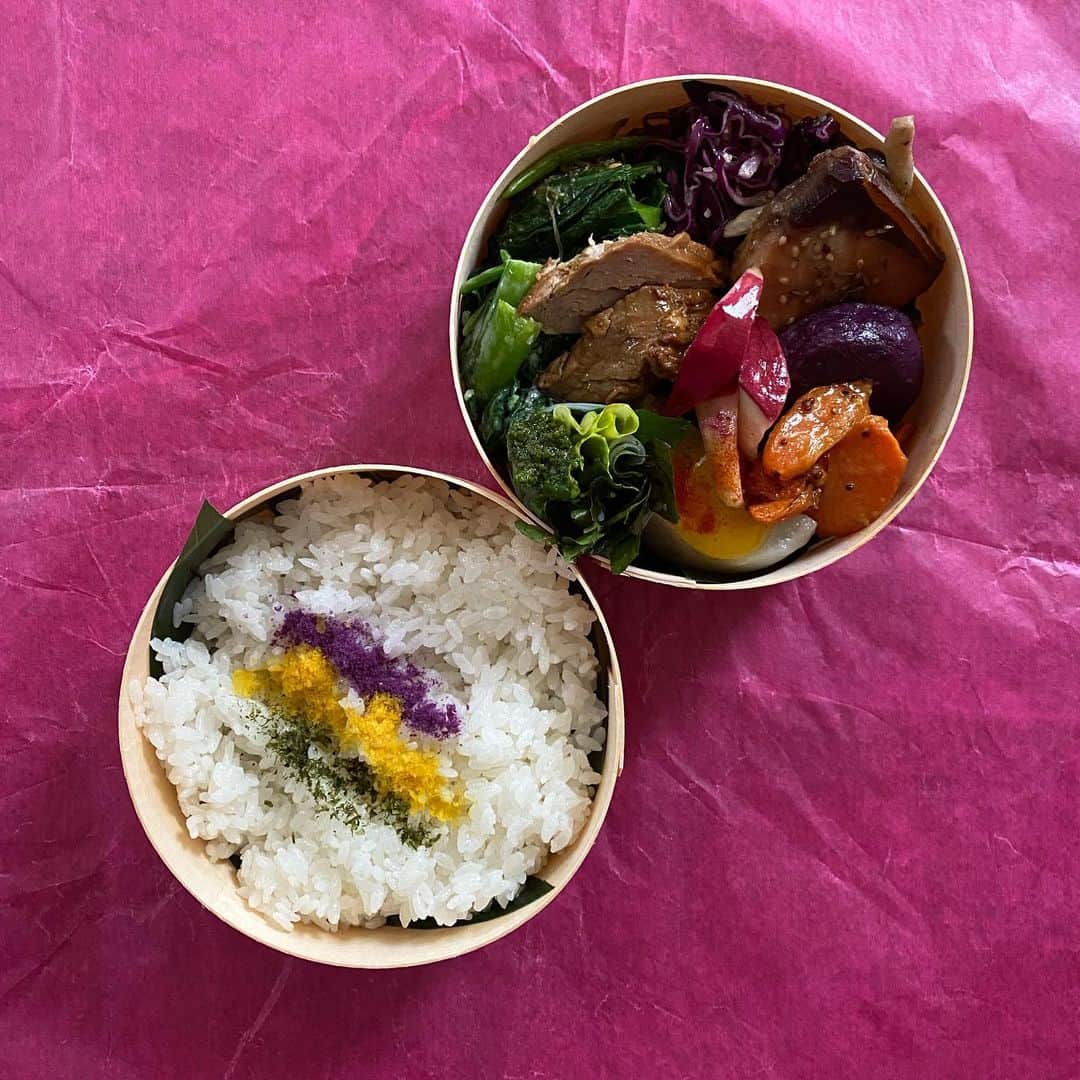 MOMOEのインスタグラム：「お弁当  2段でご用意 ご飯のうえには 紫芋・かぼちゃ・青海苔  #diary #bento #organic #momoe  #momoegohan」