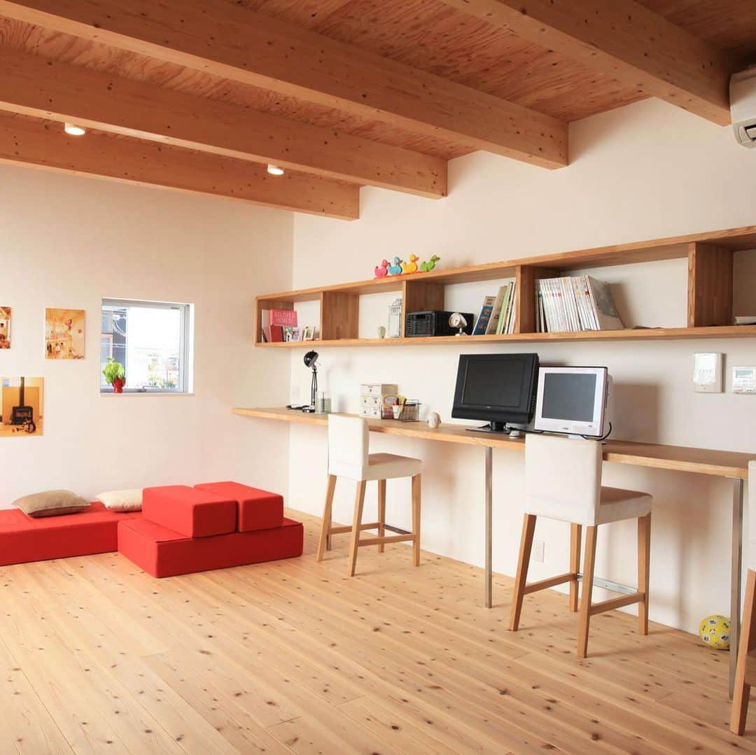 株式会社　三建さんのインスタグラム写真 - (株式会社　三建Instagram)「壁付けのテーブル。﻿ ﻿ 部屋のスペースを大きく取らない上に、集中して作業や勉強も出来ます。﻿ ﻿ テレワークが増えてきている現在、すごくおすすめのポイントです。﻿ ﻿ ﻿ #三建﻿ #加古川﻿ #注文住宅﻿ #ハウスメーカー﻿ #一戸建て　#家　#新築　#家づくり﻿ #注文住宅﻿ #ソラマド﻿ #テレワーク﻿ #中庭のある家﻿ #シンプルな暮らし﻿ #持たない暮らし﻿ #心地よい暮らし﻿ #幸せな暮らし﻿ #暮らしを楽しむ﻿ #くらしを整える﻿ #マイホーム計画﻿ #シンプルライフ﻿ #コロナに負けるな」1月25日 13時24分 - sanken.official