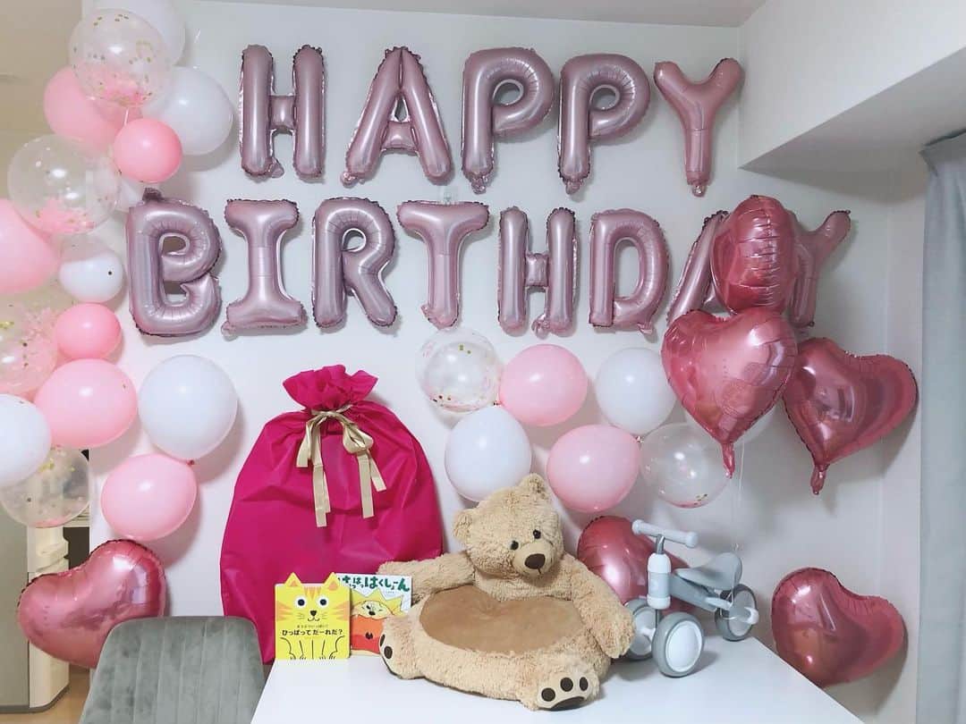 MARIEのインスタグラム：「HAPPY BIRTHDAY 🧸🎁💕 娘の2歳のお誕生日でした✌🏼 ほんとは当日ディズニーランド予約してたけど、コロナで緊急事態宣言出たからしっぽりお家でお祝い🥲 悲しいけど仕方ないかなーって諦めもついたし、来年盛大に祝ってあげようっと👧🏼❤️ #happybirthday #birthday #birthdaypresent #2thbirthday #お誕生日 #お家パーティー #2歳誕生日 #2歳」