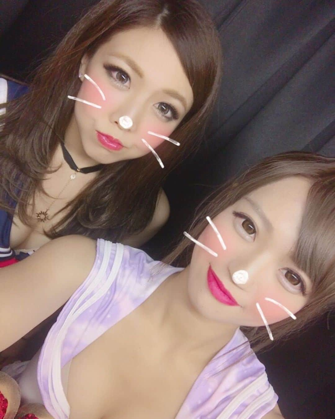 りかさんのインスタグラム写真 - (りかInstagram)「♡♡♡♡♡♡♡♡♡♡♡♡ . . 今週の【リカシフト】  27日(水)ず 28日(木)っ 29日(金)と 30日(土)おる  以上になります🧚🏻‍♀️💖💜💖  29.30日はA新曲リリースで、30日はラビラストDAYになります🥲  ラビとはプライベートでもよく遊ぶ仲で、若いのにしっかりしてて面倒見も良いから、後輩からの絶大なる信頼を得ているカリスマ性のある子。 会話してても頭いいから隙のない感じに見えるけど、意外と天然なとこもあってそーゆーとこは上から好かれる最強人間ラビ。  写真の2枚目以降はラビとの思い出に浸ってます😭  自分から写真撮ろって言えないタイプの私にラビはよく、リカ写真撮ろー！って言うてきてくれててこんな可愛い子が私と撮ろってなんかありがとうとか心の中で思いながら撮ってたな😂笑  2枚目…ラビの赤ちゃん時代  3枚目…希少価値高すぎるラビの19歳時代  4枚目…1番最初の親睦会で誰とも話せなかった私に写真撮ろって言うてきてくれた可愛いラビ  5枚目…ハロウィンの時！低い声で“骨もsnow反応すんのかなぁ？あ、するー！リカ骨と3人で撮ろー💀！”って😂可愛いかよ。笑  これまでの生活、経験してきたところから、がらりと変わり、新しい環境に入ることは勇気のいること。  楽しみな気持ちももちろんあると思うけど、不安な気持ちも少なからずもあると思う。けど、コミュニケーション能力の固まりの上司からも後輩からも好かれるラビならきっとどこにいっても活躍するしラビなら大丈夫🙆‍♀️！  もしラビが不安に思ってたら、 “人間はそもそも現状維持が安心するように出来ているから、新しい事を始めるのに付き物の不安や恐怖は本能的な問題で、実際にはたいしたことない”って本に書いてたから大丈夫だよ👍笑  帰ってきたくなったらいつでも帰ってきてね💖  とりあえず30日(土)はラビに会いにきて欲しいです🥺  みんなでラビにいつでも戻ってきていいからねって言いましょう🤗 @ravi_burlesque  . . ♡♡♡♡♡♡♡♡♡♡♡♡♡♡♡♡ #沢山ありがとう　#バーレスクヤバイ #バーレスク #セクシー #エロカワ #ビキニ #ショーガール #ダンサー #ギャル #水着女子 #モデル　#diet　#instagood #burlesque #dancer #showgirl #selfie #love  #show #club #japan #girls #followme #tbt #smile  #like #ピンクヘアー　#ピンクベージュ」1月25日 13時42分 - ricachan_0907