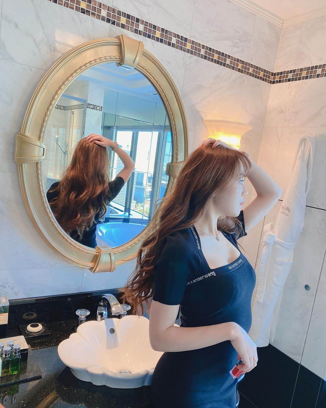 石田安奈のインスタグラム：「メイクするのテンション上がるよね💖💖💖  #美容 #美容好きな人と繋がりたい #美容好き #美容大好き #美容女子 #make #メイク #ロングヘア #美容院」