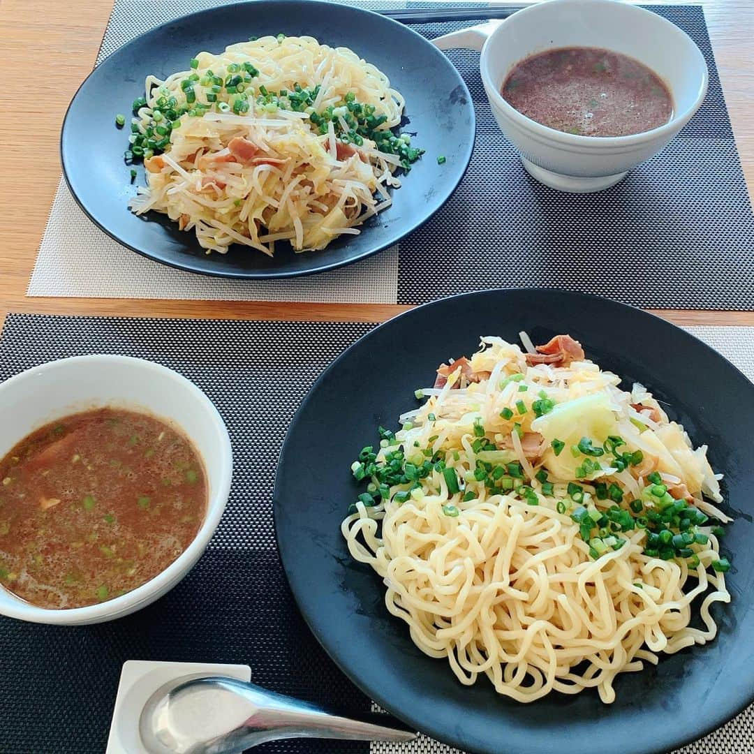 葉月里緒奈さんのインスタグラム写真 - (葉月里緒奈Instagram)「一日一麺。 飽きないわ。 #おうちごはん#ランチ#らーめん #つけ麺#らーめん大好き #一閑人の真似をしてスープに青唐入れてみた#蒸し野菜にはニンニクもたっぷり#食欲アップ #体重もアップ#今日は久々にヨガやろう#rionahazuki」1月25日 13時48分 - riona_hazuki