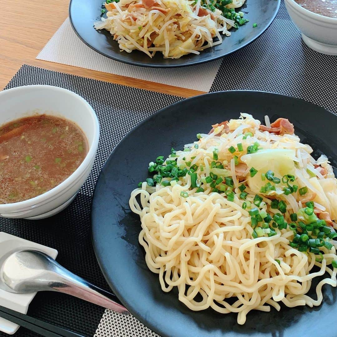 葉月里緒奈さんのインスタグラム写真 - (葉月里緒奈Instagram)「一日一麺。 飽きないわ。 #おうちごはん#ランチ#らーめん #つけ麺#らーめん大好き #一閑人の真似をしてスープに青唐入れてみた#蒸し野菜にはニンニクもたっぷり#食欲アップ #体重もアップ#今日は久々にヨガやろう#rionahazuki」1月25日 13時48分 - riona_hazuki