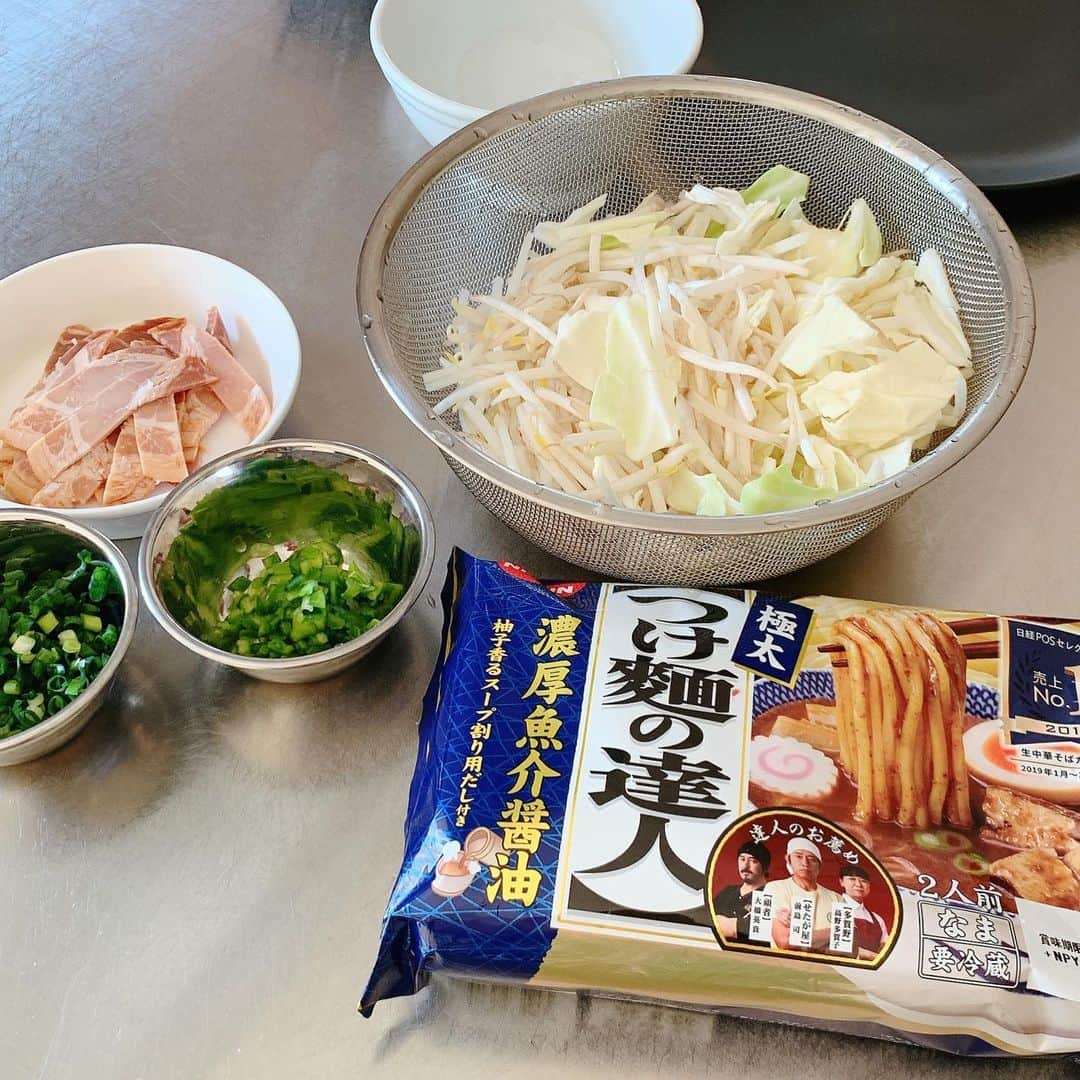 葉月里緒奈さんのインスタグラム写真 - (葉月里緒奈Instagram)「一日一麺。 飽きないわ。 #おうちごはん#ランチ#らーめん #つけ麺#らーめん大好き #一閑人の真似をしてスープに青唐入れてみた#蒸し野菜にはニンニクもたっぷり#食欲アップ #体重もアップ#今日は久々にヨガやろう#rionahazuki」1月25日 13時48分 - riona_hazuki