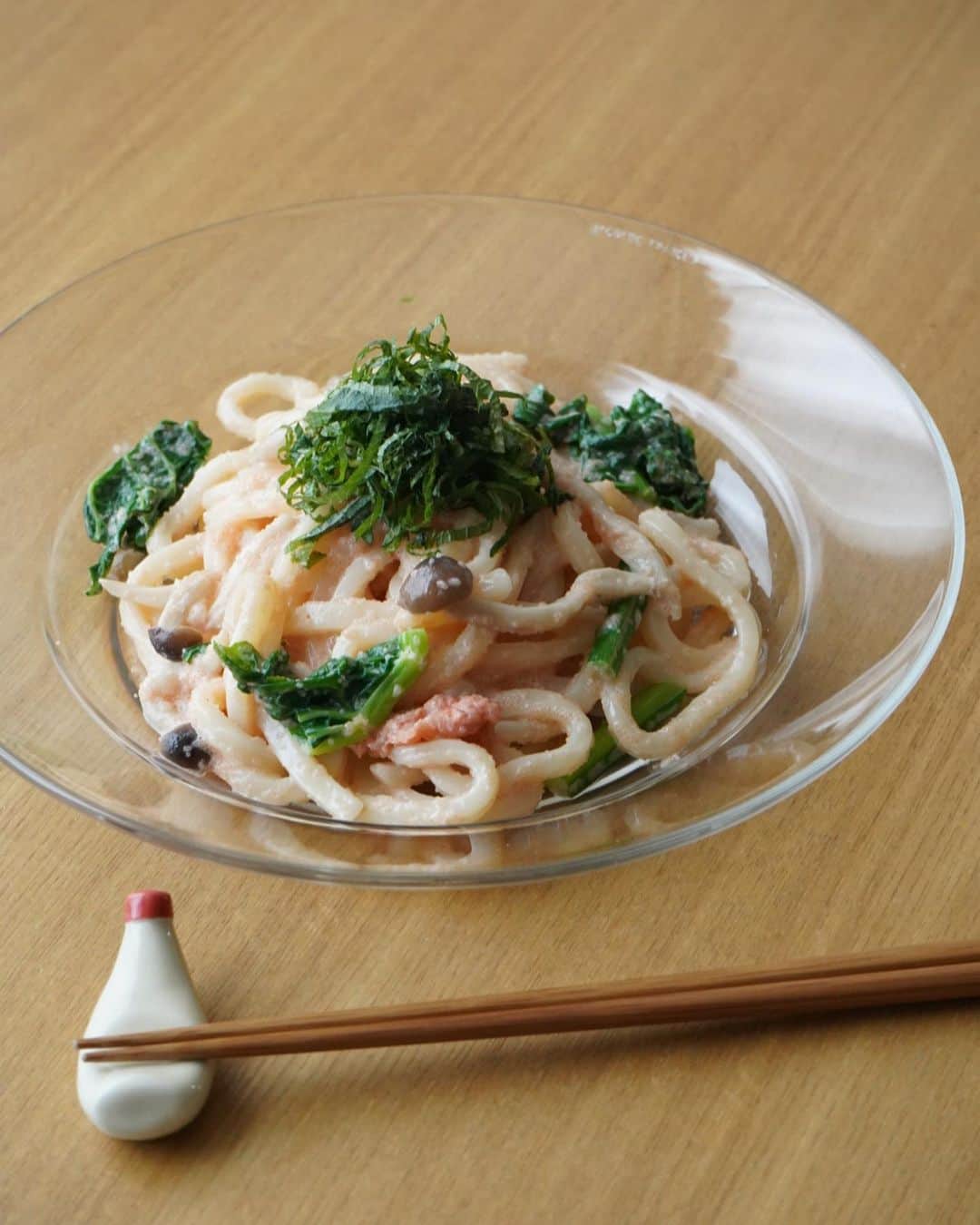 のインスタグラム：「おひるごはん。  #明太子うどん  これ簡単でおいしくて大好き。  ボールに、明太子、麺つゆ、マヨネーズ、 バター（orオリーブオイル）を入れ、 茹で上がったうどん入れて和えるだけ。 あとはその日にあるものを。 今日は冷蔵庫に余ってたぶなしめじと菜の花を 冷凍うどんと一緒にさっと茹でて投入。  大葉乗せて出来上がり。 ５分もかからない😉  たらこでも良い◯  #坂元ごはん #坂元家の昼ご飯 #おうちごはん #おうちごはんlover #ひるごはん #おひるごはん #時短レシピ #節約レシピ #時短料理 #時短メニュー #うどん #明太うどん」