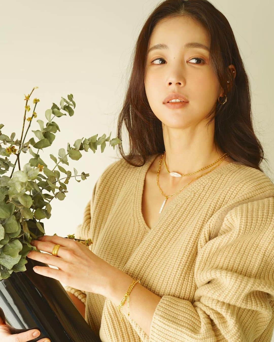 キ・ウンセさんのインスタグラム写真 - (キ・ウンセInstagram)「#광고 안녕 예쁜 진주야 ✨ @monicavinader_korea 의 새로운 아이들과 📸 . . #kiootd🌿 #ootd」1月25日 13時52分 - kieunse