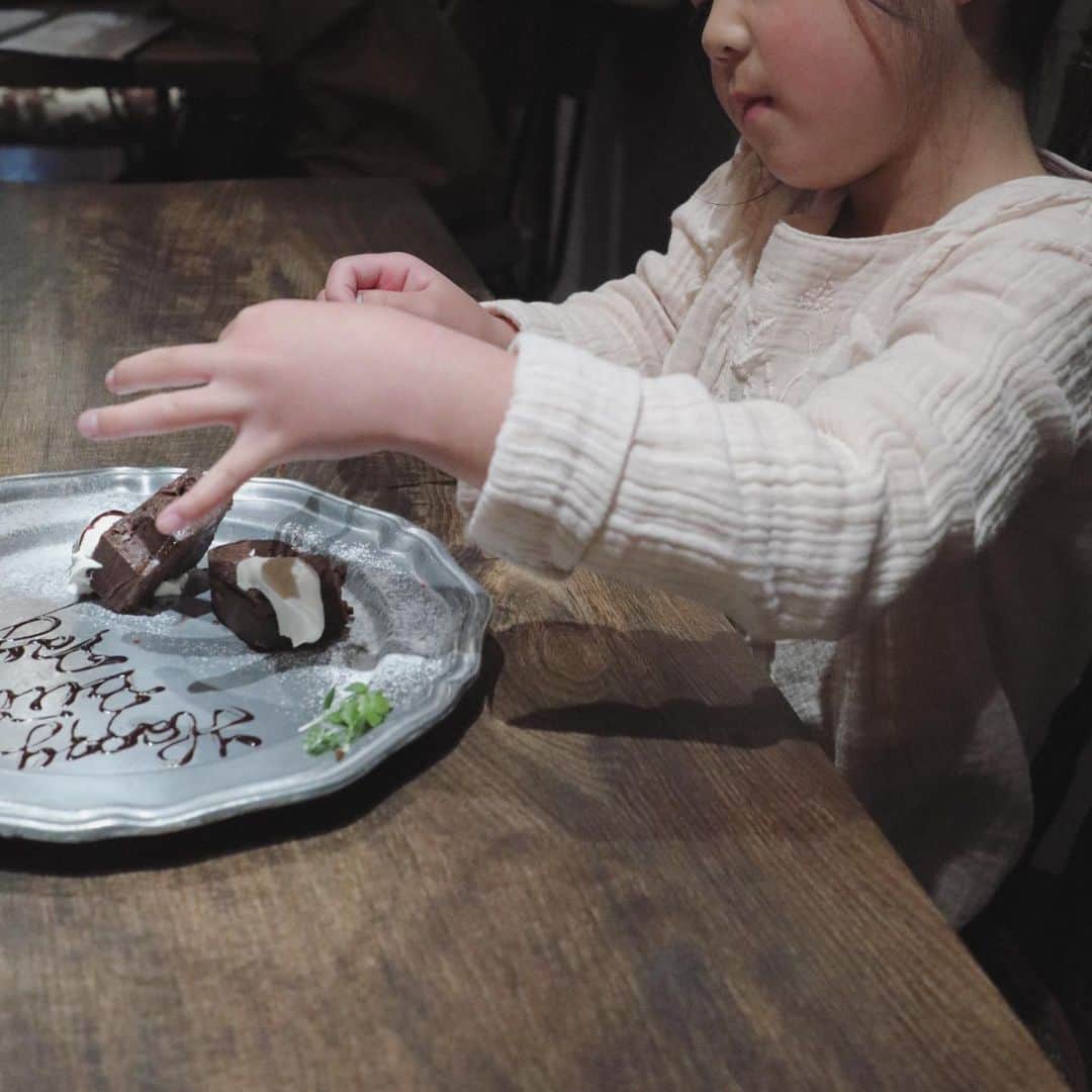 池田泉さんのインスタグラム写真 - (池田泉Instagram)「娘、6歳のバースデー。﻿ ﻿ 写真を撮りながら涙がでそうになった。大きくなったなぁって。これから先も笑顔が絶えない、明るい未来があってほしい。 あっというまに今年小学生になります☺️」1月25日 13時56分 - xxizumi123xx