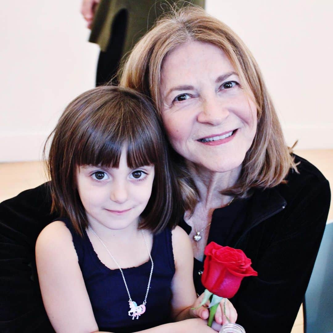 Ilana Wilesのインスタグラム：「Grammy got her first vaccine shot this weekend! She called me to say that she can’t wait to hug her grandkids again soon. They can’t wait either ❤️ My dad got his last week. My sister is getting hers in a couple of weeks (she’s a teacher)... Apparently, I’m the only one in my family who is last on the list! That’s okay. I can wait. I’m happy the tide is turning for those who need it most.」