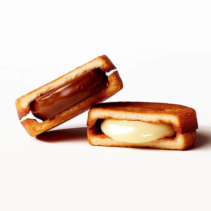 poroco（ポロコ）さんのインスタグラム写真 - (poroco（ポロコ）Instagram)「【「きのとや」グループの新ブランド「SNOW SAND」誕生！】  気温が低い冬に取れる、北海道の風味豊かで濃厚な放牧牛乳を使用した新食感の生チョコレートサンドクッキー「SNOW SAND（スノーサンド）」が、冬限定商品として販売されます！❄️✨  「SNOW SAND」オンラインストア、大丸松坂屋オンラインショッピング（1/27～）にて販売するほか、1/27（水）～2/14（日）に大丸札幌店でポップアップストアもオープン！  自分へのご褒美や、バレンタインの贈り物に是非チェックしてみて♪💝  ■商品詳細  商品名：スノーサンド白／スノーサンド黒  価格：8個入 各1,580円、5個入 各 880円（ともに税込）  ※賞味期限：14日間（到着日・店頭お渡し時から10日前後）  公式Instagramアカウント @snowsand_jp  ■オンライン販売  きのとやオンラインショップ内（販売中） https://www.kinotoya.com/shop/detail/?item_id=292  大丸松坂屋オンラインショッピング（1月27日（水）10:00販売開始） https://www.daimaru-matsuzakaya.jp/valentine/ ※数量限定商品のためなくなり次第、販売終了します  ■店舗情報  販売期間：2021年1月27日（水）～2月14日（日）  会場：大丸札幌店1階 バレンタイン特設会場  営業時間：10:00-20:00  ※税込3,160円以上お買い上げいただいたお客様には、オリジナルミニトートバッグをプレゼント （数量限定。バッグの色はお選びいただけません）  #きのとや #KINOTOYA#snowsand #スノーサンド #生チョコ #生チョコサンド #生チョコサンドクッキー #クッキー #ラングドシャ #北海道スイーツ #札幌スイーツ #冬のスイーツ #限定スイーツ#期間限定スイーツ #冬限定 #冬を楽しむ #季節限定 #きのとや#贈り物 #ご褒美スイーツ#お取り寄せスイーツ #おやつ #おやつタイム #おやつの時間 #おうちカフェ #おうち時間 #poroco #porocoスイーツ部」1月25日 14時07分 - poroco_magazine