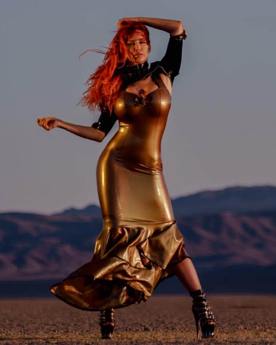 ビアンカ・ボーチャンプのインスタグラム：「Stylish in #latex in the #desert of #deathvalley. #redhead #hot」