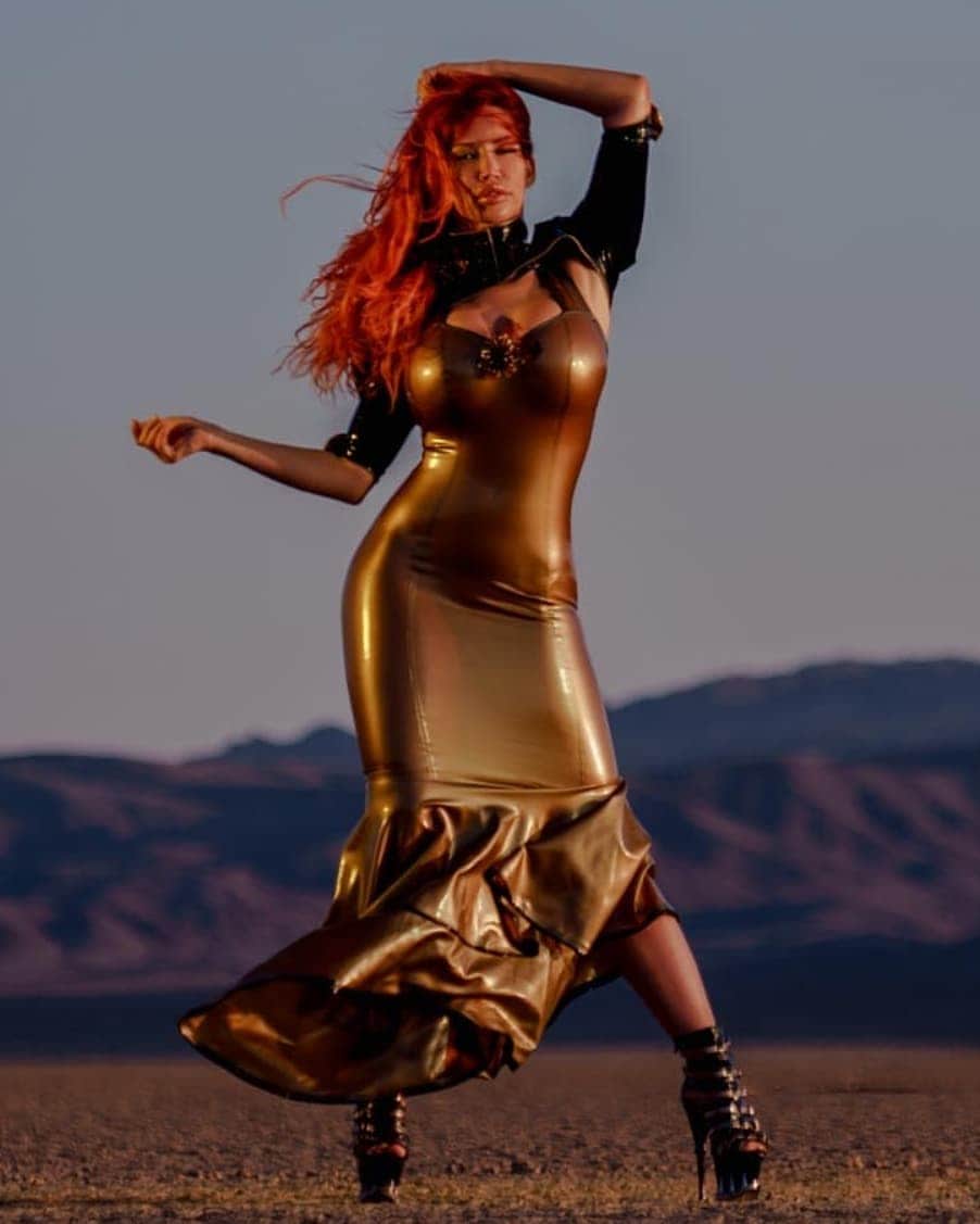 ビアンカ・ボーチャンプさんのインスタグラム写真 - (ビアンカ・ボーチャンプInstagram)「Stylish in #latex in the #desert of #deathvalley. #redhead #hot」1月25日 14時21分 - biancabeauchampmodel