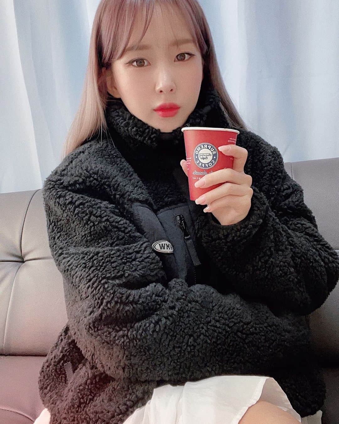 ウェイ さんのインスタグラム写真 - (ウェイ Instagram)「아츄츄츄추~😖 무슨 촬영중일까요? Stay warm❄️💙」1月25日 14時15分 - baysunny