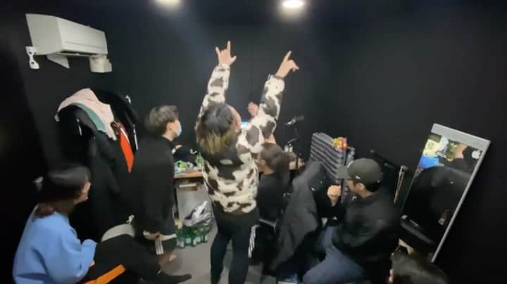 Paloaltoのインスタグラム：「어제 오늘은 성수동의 날! @underseongsubridge 앨범이 나왔습니다. 저도 2곡 참여!  *영상은 작년에 제가 피쳐링 녹음해서 보낸걸 USB 멤버들이 모니터링 하는 모습입니다.」