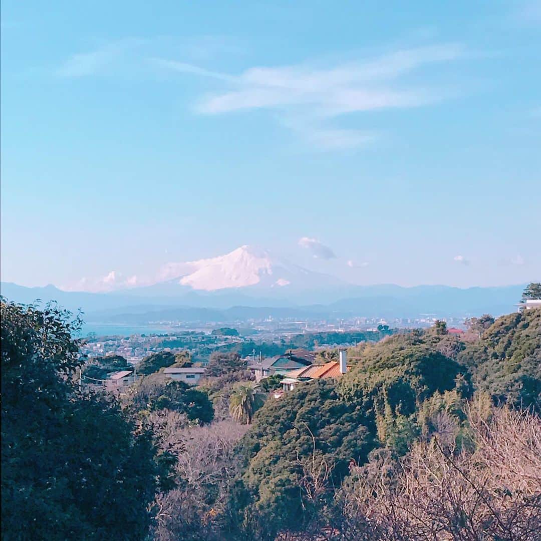 益子直美さんのインスタグラム写真 - (益子直美Instagram)「いいお天気！散歩へ。  太陽の下を歩くって本当にいい気持ち！ 雪をかぶった富士山、とってもキレイ！  現在8000歩。 こないだ10000歩で腰が痛くなったから、これで切り上げます！笑 あ、、、帰りその倍か、、、🤣  #散歩  #富士山  #湘南  #江ノ島と富士山」1月25日 14時17分 - naomi.masuko