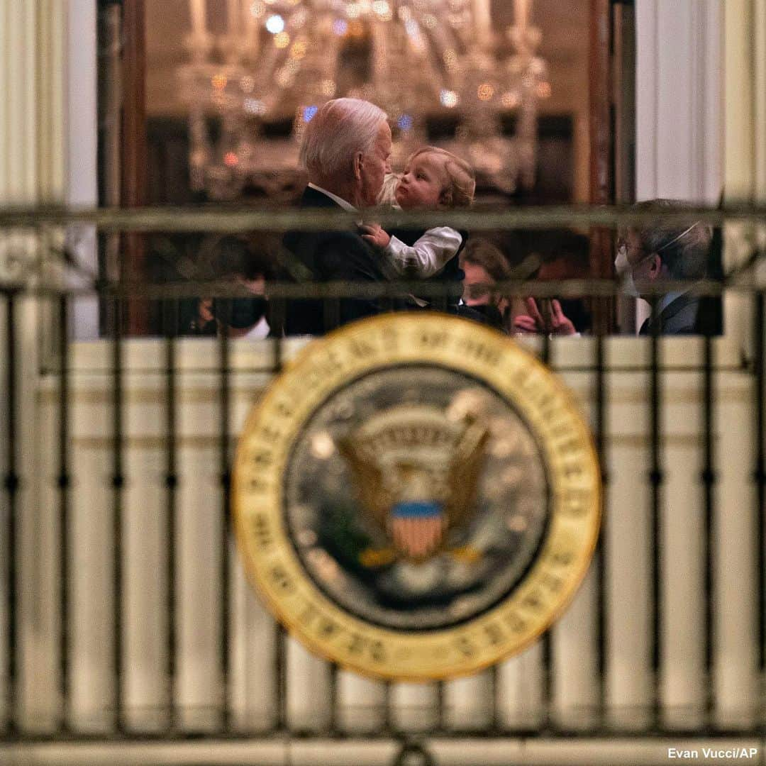 Average Parent Problemsのインスタグラム：「This is one of my favorite photos from last week. It’s President Biden with his grandson Beau. So much loss and hope in one image. Like a mirror of what so many Americans are feeling right now. I’m leaning on the hope. 🇺🇸」