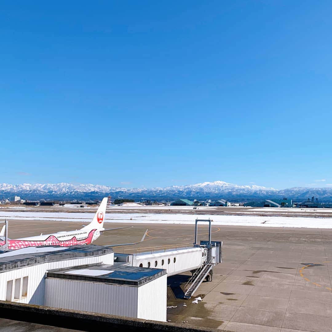kanazawa_johoのインスタグラム：「小松空港から望む白山連峰🏔 天気が良くて気持ちがいいです。  #今日の天気  #金沢旅行 #石川県　#小松空港 #飛行機のある風景」