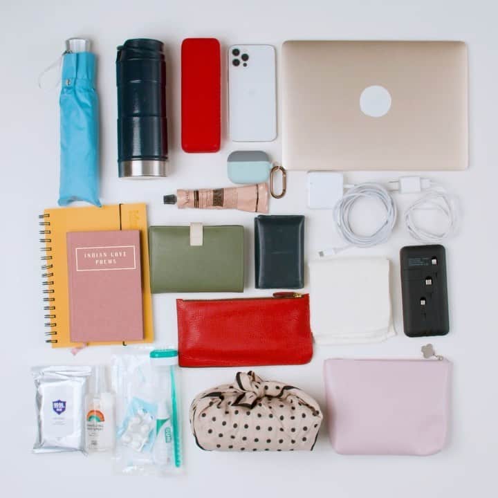 ソンイのインスタグラム：「プロデュースバッグ  @swu__official 「MULTIWAY BIG TOTE BAG」使用例 お次は通勤バッグ編💻☕️🥪  ・パソコン ・お弁当 ・水筒 ・化粧ポーチ ・財布 ・名刺入れ ・ノート ・小説 ・ペンケース ・スマホ ・バッテリー ・充電器類 ・除菌グッズや予備マスク ・歯ブラシセット ・お薬 ・ハンカチ ・折り畳み傘 ・眼鏡ケース ・イヤホン ・ハンドクリーム  まだまだ入るんですが、もう入れたい物が思い付きませんでした🤔 PCはもちろん、A4サイズの資料なども余裕ですっぽり入ります✨  付属品ポーチの片側にストラップを付ければクラッチバッグとして使えるので、ランチタイムやちょっとした移動に活用していただけます🖤  【MULTIWAY BIG TOTE BAG】　 ・カラーは「IVORY」「BLACK」「CAMEL」の3色 ・税抜¥17,000 ・今回は受注生産ではなく完成品を既にご用意しておりますのですぐにお手元にお届けされます ・1/26（火）21:00より @swu__official Webサイトにて販売開始  ＜採寸情報＞ ・バッグ横幅（上部の一番長い部分）：58cm ・バッグボディ部分の高さ：32cm ・持ち手の長さ：60cm ・マチの大きさ：底面 16cm×38cm ・ポーチサイズ：20cm×32cm   ＜重さ＞ ・IVORY：780g ・BLACK/CAMEL：820g」