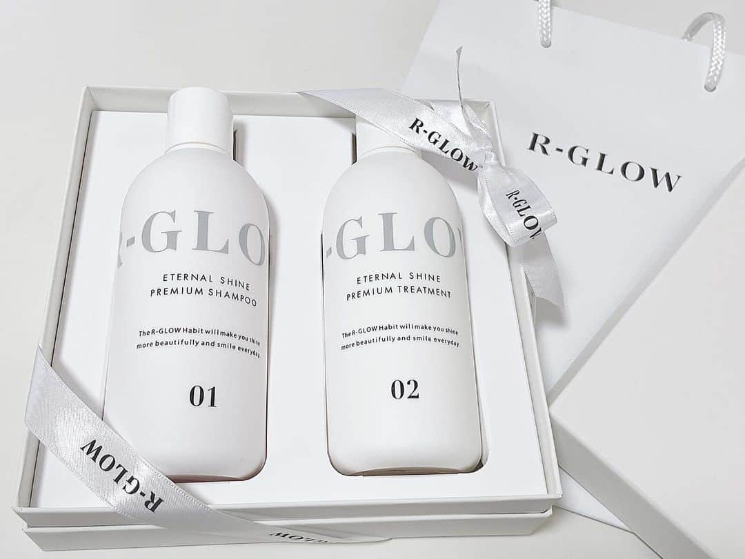 のインスタグラム：「. 昨日ストーリーに載せた愛用してる  @rglow_jp のシャンプーとトリートメント 2セット目☺️💗 本当いい匂いで例えるならCHANELの香水に似てる！笑 これ使うと髪にコシが出てゴムあともつきにくいし ブラシも引っかからずサラサラになって生き返るの…🥺 今はネット販売だけだけど、これから プラザとかドンキでも買えるように なったらいいなぁ〜🤔 あ、入浴剤の質問が何件か来てたので ストーリーにアップしときます🛁 #rglow #shampoo #conditioner #hair #treatment  #bathtime #bath #bathroom #hairsalon #haircare  #シャンプー #シャンプーボトル #トリートメント」