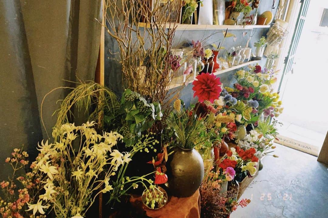 カワシリアツシのインスタグラム：「近所にあるお洒落なお花屋さん🌸」