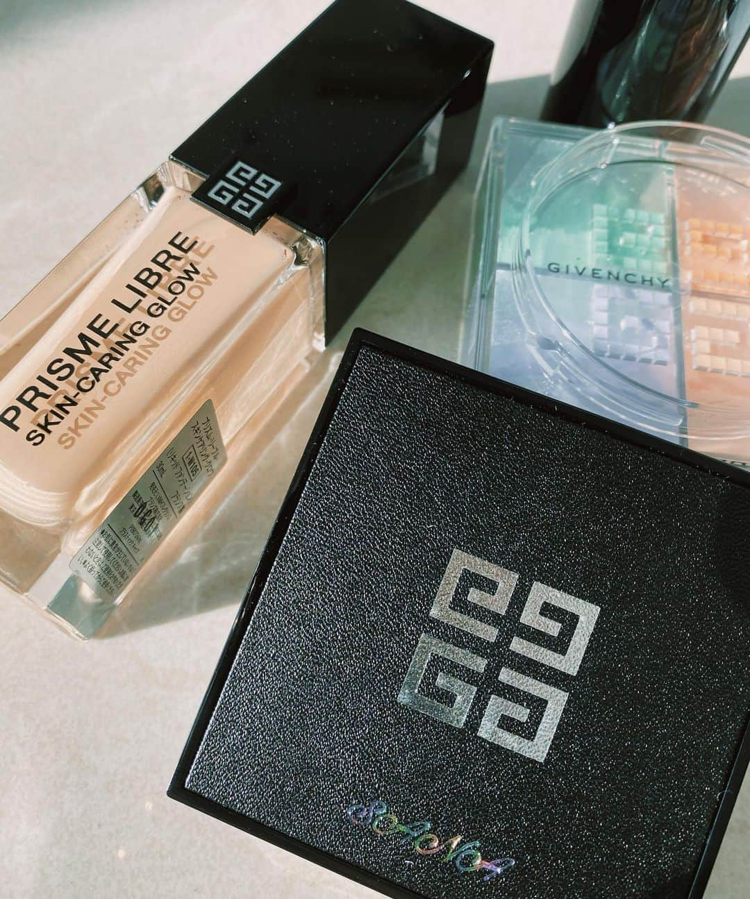 GENKINGさんのインスタグラム写真 - (GENKINGInstagram)「GIVENCHY BEAUTY prism libre new foundation!! 私が過去に50個はリピートした最大級に愛したプリズムパウダーから新作が出ます❤️ そして潤って光がともるような、ほのグロウ肌になる、リキッドファンデも✨ また使ったら使い心地は伝えるね😊 SANAの名前入り嬉しい❤️ @givenchybeauty さんいつもありがとう❤️ #givenchy  #givenchybeauty  #ジバンシービューティー  #2月5日新発売 #pr」1月25日 14時38分 - _genking_