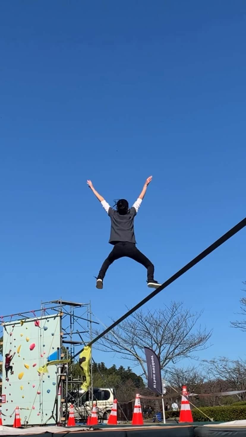 福田恭巳のインスタグラム：「2020.11  Step,Static,Spin,Flip😘  @jeeprealgames  @gibbonslacklines  @gibbonjapan  @karadafactory   #スラックライン #slackline #slacklife #gibbonslacklines #ジープ #jeep #JeepRealGames #ThePowerofReal #jeep_real  #yukimi #福田恭巳 #ママアスリート #女の子ママ #産後ダイエット #子どものいる暮らし  #体幹トレーニング #バランス #ヨガ #ピラティス」