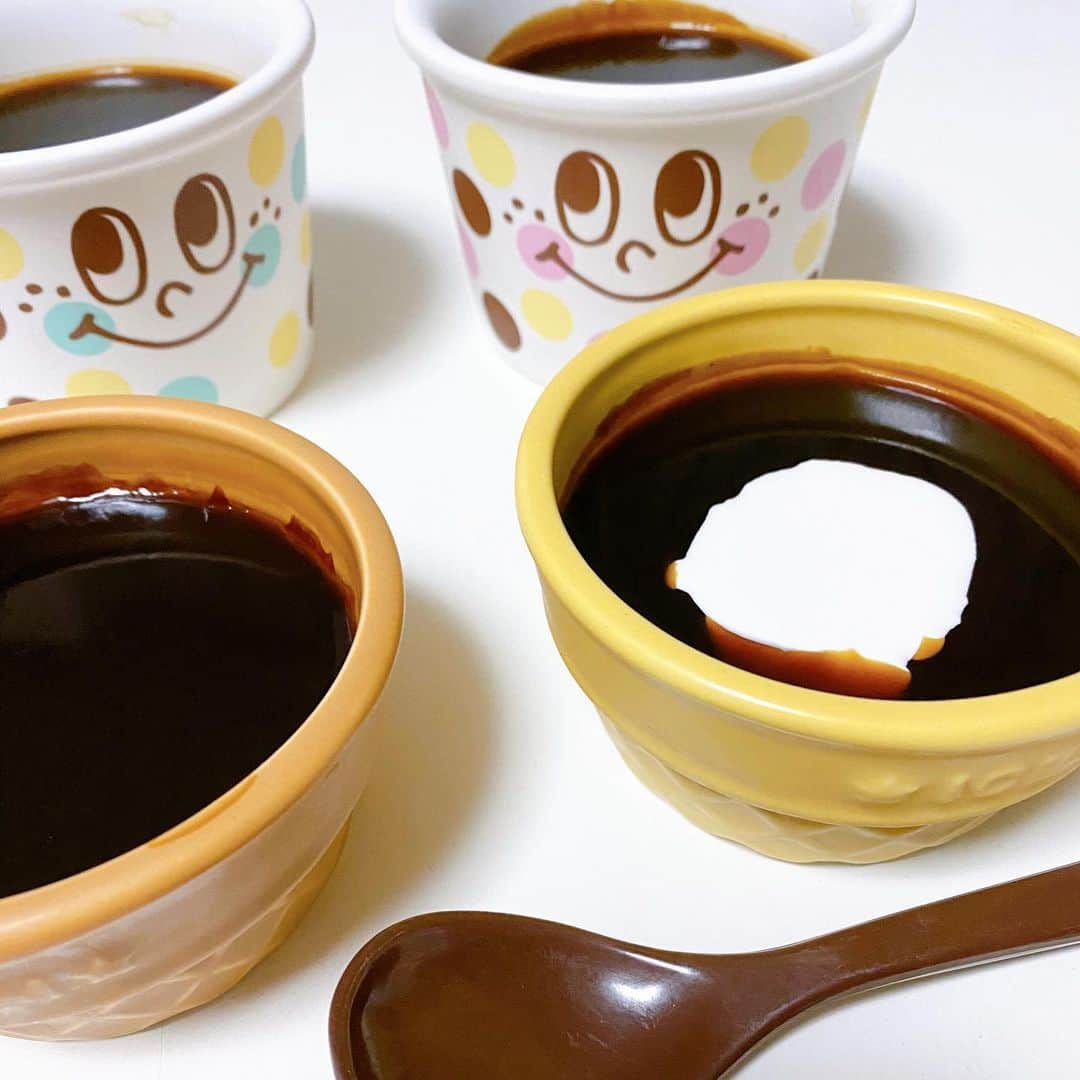 こまけいこのインスタグラム：「コーヒーゼリー。  柔らかめ。 ドリップしたコーヒーで作るのが断然美味しい。 糖質はラカント使用。  出番が少ないけど大事にしてるカップ達。  なんかお菓子作ったり余裕ある暮らしみたいぶってるけど、現実心折れまくってますからね。 なぜに起こる⁈ということが起きたりもう疲れMAX。 肩と腰にロイヒ貼ってますからね。  #コーヒーゼリー　#グラディー　#gladee #糖質制限スイーツ  #体も心もクタクタ　#ババアですから」