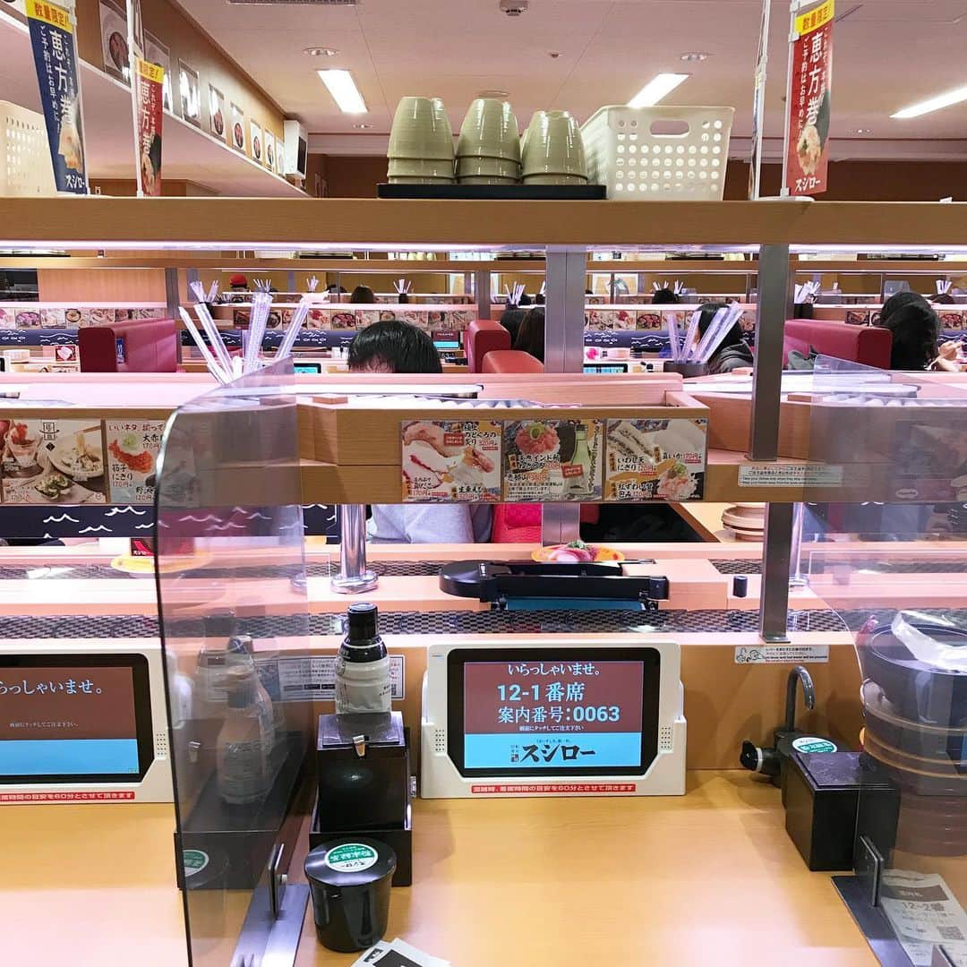 紫苑みやびさんのインスタグラム写真 - (紫苑みやびInstagram)「スシローデビュー‼️😆  有楽町のビックカメラ6階に2020年にできていたのを知らなかった。今日は限定の京都伊根産生本マグロ食べ比べも取ってみた。スーパーのお刺身よりよっぽど美味しかったわー💗💗💗  入店から支払いまでほとんど自動で大皿と会計チェックのみしかスタッフが来ないのね。  郊外店より割高らしいけど、十分安かったよ。  名物のフライドポテト🍟やスイーツ🍰🍮🍨は食べてないので、また次回に〜♪  #スシロー #京都伊根産生本鮪6貫盛り #回転寿司 #sushi」1月25日 14時35分 - shion_miyabi