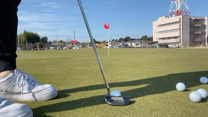 塩見好輝のインスタグラム：「こんにちは 今日は暖かくて練習日和🏌️‍♂️  パターとアプローチ練習⛳️ ゴルフはショートゲーム上手ければスコアが良くなるし楽しいですよ👌  #taylormade #isps#pgm#cvstos #ゴルフ#スコッティキャメロン  #ゴルフ動画 #ゴルフスイング動画 #ゴルフレッスン動画 #スイング動画 ＃パッティング#アプローチ#明治ゴルフセンター」