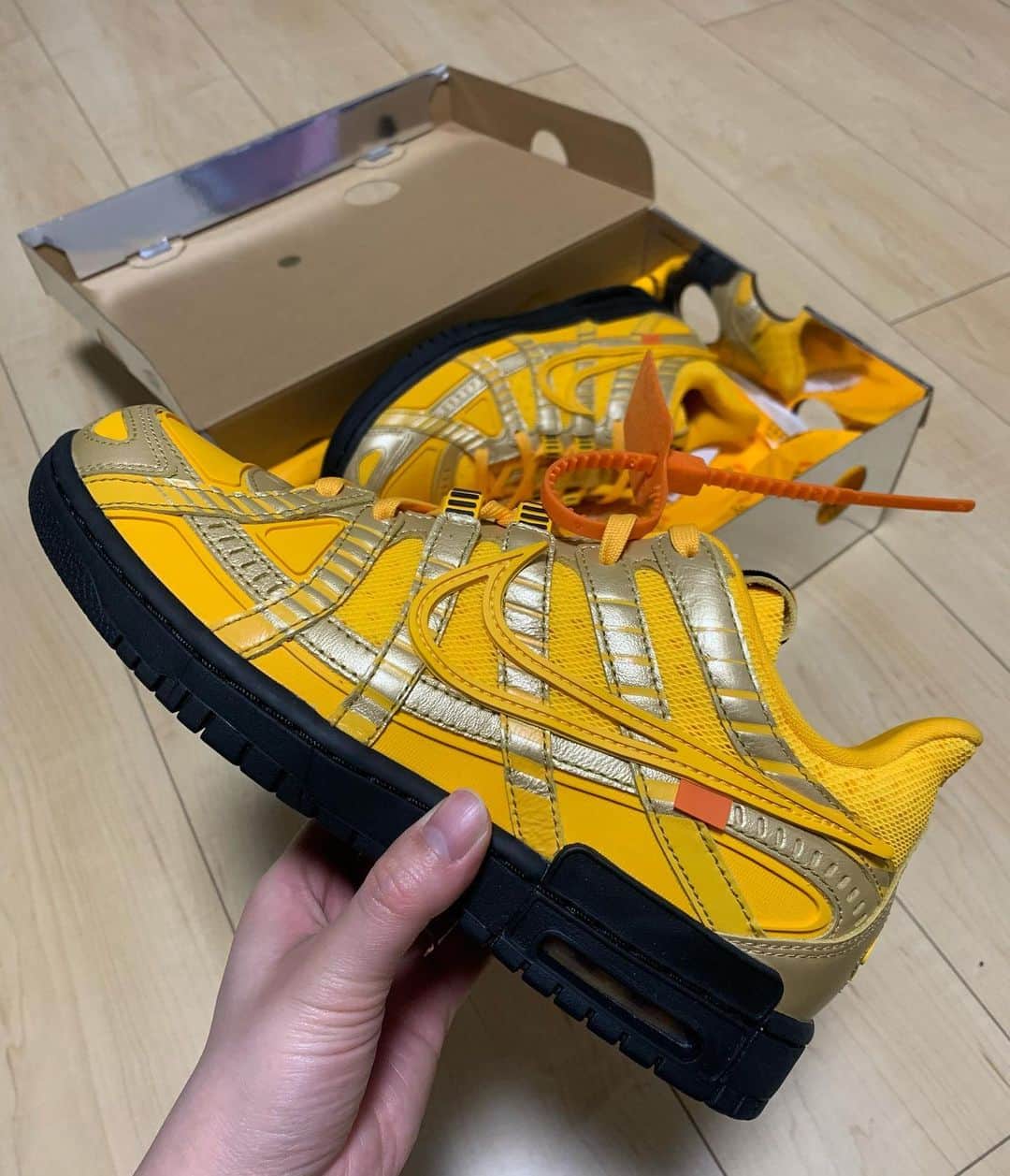 岩崎藍のインスタグラム：「. . 清水翔太が履いてたから ずっと欲しかったやつ❤️ . . OFF-WHITE × NIKE AIR RUBBER DUNK  . . #nike #offwhite #dunk #rubberdunk #sneakers #sneakerhead #sneakerheads #sneakergram #sneakerness #sneakerfiles #sneakergallery #sneakerfreaker #sneakersaddict」