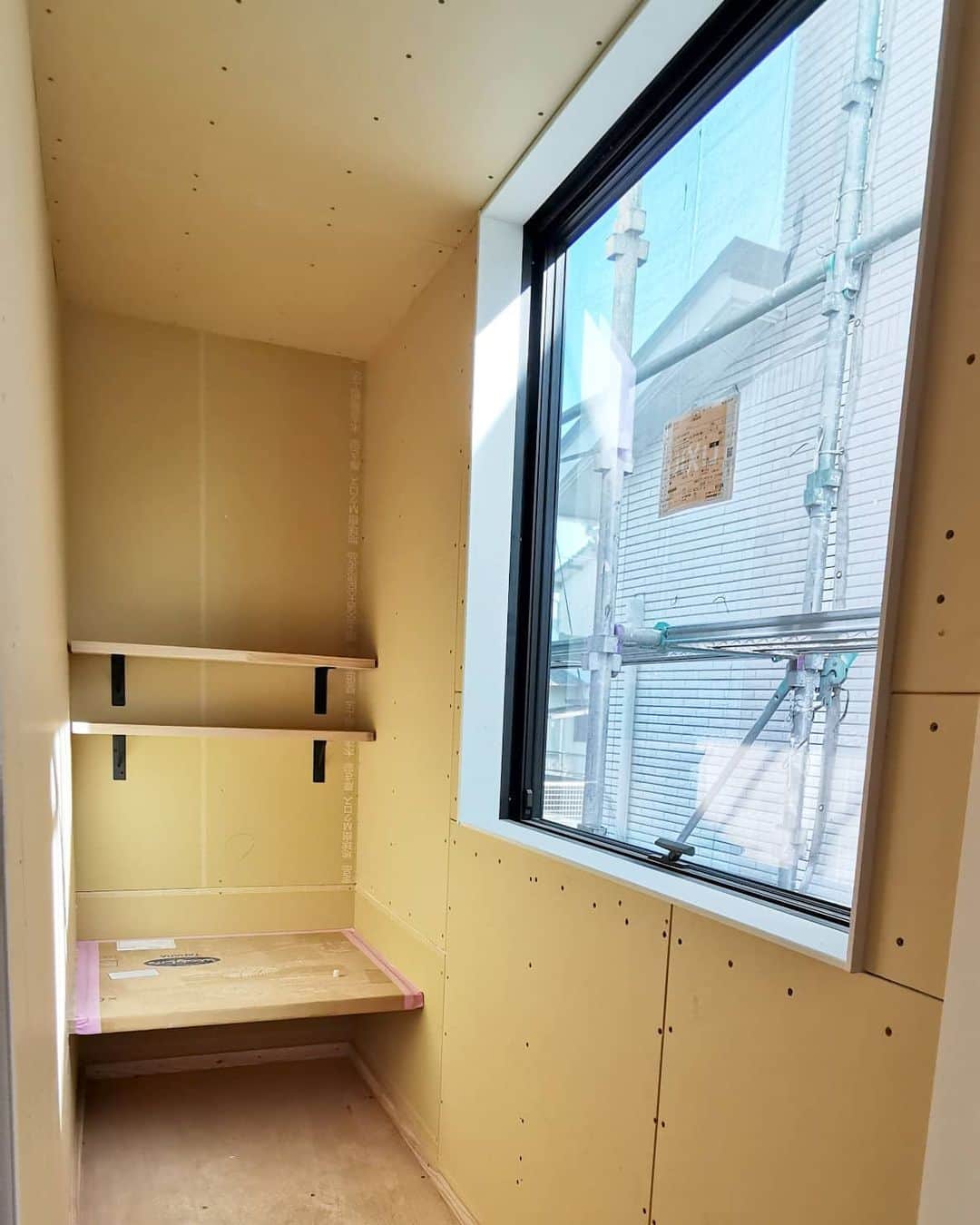 有限会社 稲葉製材住宅のインスタグラム：「小さな小さな自分だけの秘密スペース 畳1.5枚分くらいの秘密基地です🤫 満喫のような空間で 狭いところが好きな方にはうってつけ👍 ギリ寝れるスペースです💁‍♀️ 仕上がりまであと少し❗  #秘密基地 #オレだけの空間 #オレ空間 #満喫スペース #あったらいいな #工務店 #新築 #リフォーム #リノベーション #熊本 #玉名 #山鹿 #稲葉製材住宅 #イナバ  家族の未来、地球の未来を考えた家づくり 施工対応エリア 玉名、山鹿、荒尾、熊本市 県北メイン」