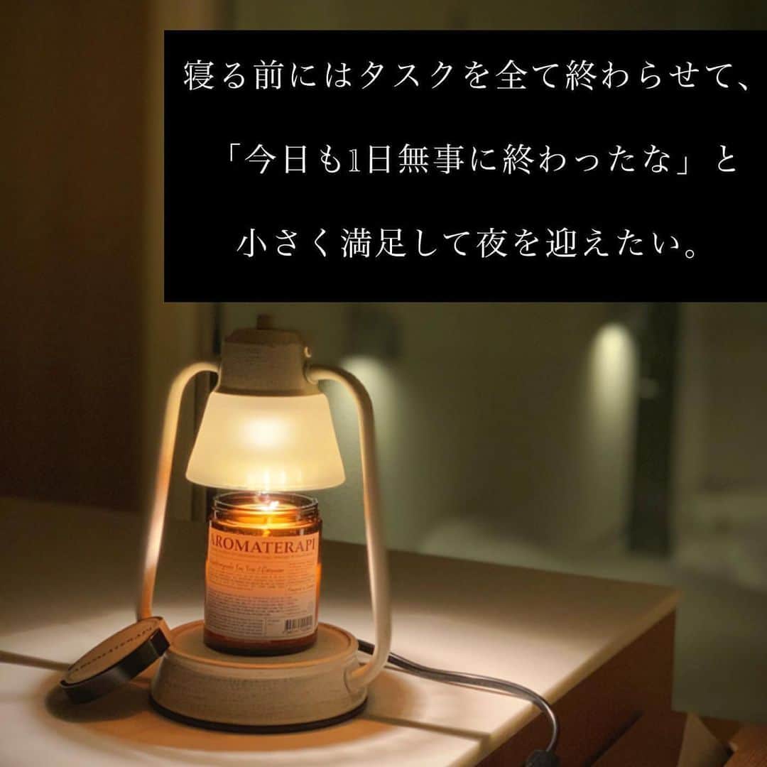FABIAさんのインスタグラム写真 - (FABIAInstagram)「@fujinao08140814さん、ご紹介ありがとうございます♪  #repost @fujinao08140814  スッキリと片づいた部屋で、寝る前にアロマキャンドルをつけてのんびりと。  そんな生活を叶えてくれるのは片づけがサッと済む部屋の仕組み。 あなたのお部屋は「モノが戻るべき場所」を不要なモノが独占していませんか？ もし、そんな状態ならば使っていないモノには席を譲ってもらいましょうね。 合言葉は「モノより、私に価値がある」ですよ☻  写真のランタンは、火を使わずに熱で香りを楽しむことができる「香る照明 キャンドルウォーマー」というライトです☻  私は溶けるとアロマオイルになるキャンドルを使っています。 視界と、香りと、手触りで楽しむ贅沢な時間🌿  キャンドルウォーマーは公式アンバサダーを勤めさせていただいているノース･モール @northmall_com さんで購入することができますよ☻  ---------------------------------------------------------------------------------------------------------------  Northmall（ノースモール）は海外の朝市のような、見ているだけでワクワクする、お気に入りと出会える場所です。 あなたの暮らしを少し楽しく便利にするたくさんのアイテムや、リラックスして楽しめる動画や音楽をご用意してお待ちしております。 ぜひノースモールサイトを見に来てくださいね。 ★新規会員登録で送料無料！ https://www.northmall.com/  -------------------------------------------------------------------------------------------------------------------------------- 　　  #ノースモールサイト  #ノースモール #インテリア  #シンプルインテリア  #インテリアショップ  #暮らしの道具  #暮らしを楽しむ  #丁寧な暮らし  #上質な暮らし  #雑貨  #インテリア雑貨  #生活雑貨  #お洒落雑貨  #北欧インテリア #キャンドルウォーマーランプ #香る照明 #火を使わない  【追記】 写真2枚目、「思いながら」が「思いなら」になっていました😂 脱字失礼いたしました！」1月25日 14時49分 - northmall_com