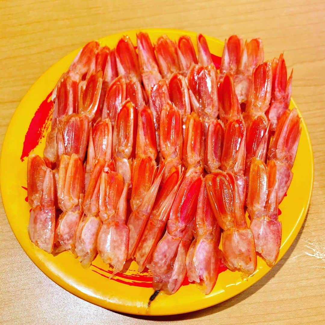 橋本大地さんのインスタグラム写真 - (橋本大地Instagram)「皆さんお久しぶりです お元気ですかー！？ 私は先日スシローの赤エビが2つで100円になる待ちに待った日が訪れたのでフェアが始まってすぐくらいに行って参りました 赤エビだけをひたすら食べまくりました✨ 美味しかったです #スシロー #赤エビ #寿司」1月25日 14時50分 - risingddt_daichi