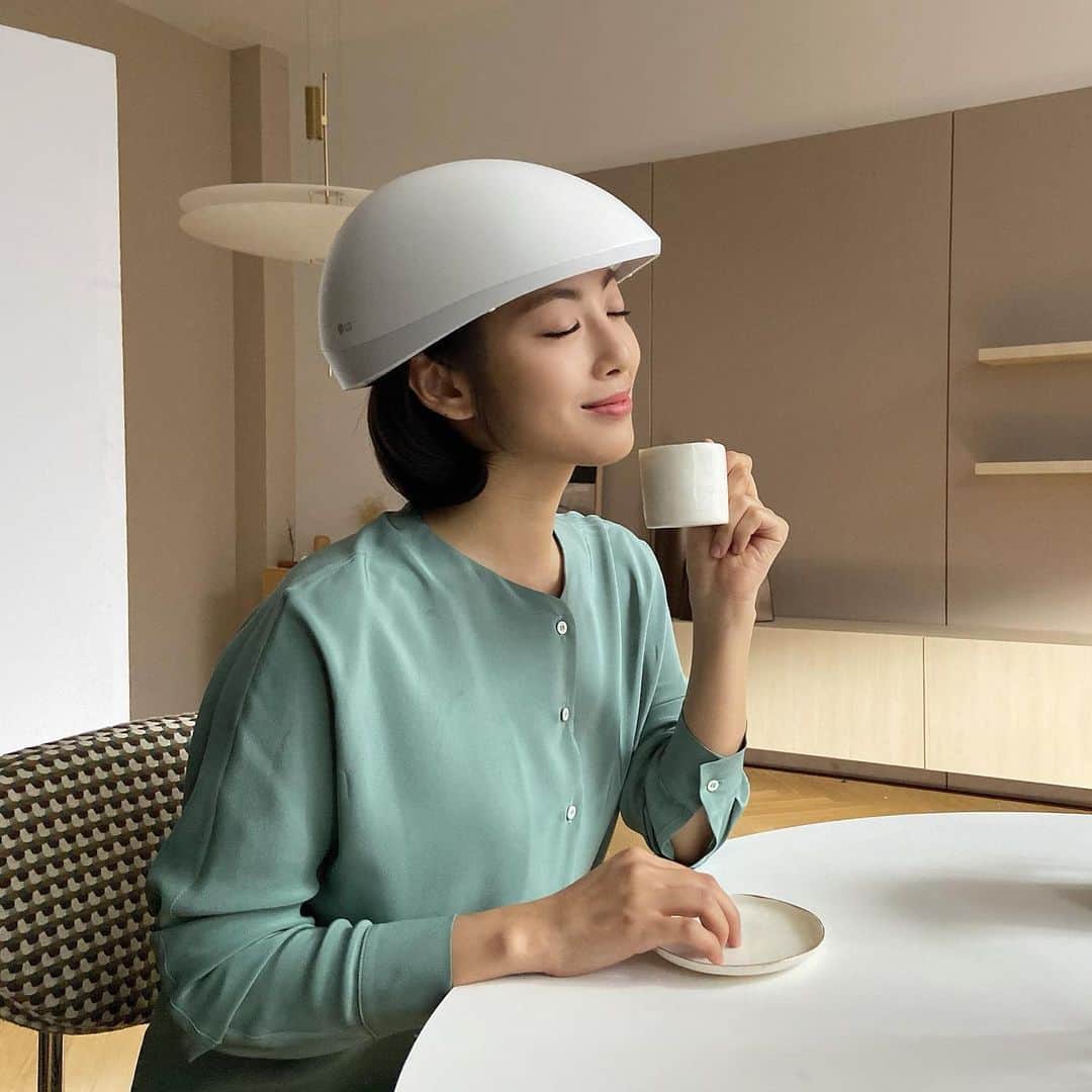 パン・ソヨンのインスタグラム：「. 향긋한 따뜻한 물  🍵🫖  갑자기 봄  #LG프라엘#메디헤어#광고#봄#어서오고」