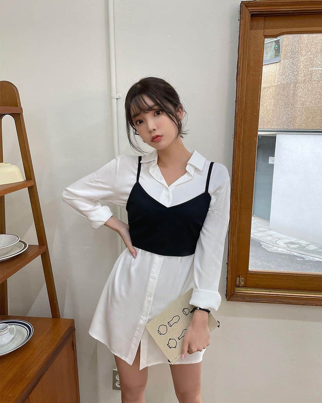 Chuuのインスタグラム：「인기 급상승 신상🙊🙊🙊  지금은 물론 봄까지 입기 좋은 뷔스티에! 롱셔츠와 코디 하였지만 베이직한 티셔츠와 코디해도 완전 굿굿 코디 활용 높은 아이템이여요🤎 지금 셔츠와 세트도 아닌데도 셔츠 & 뷔스티에 구매가 장난 아니에요❣️ 예쁜 코디 알아봐주시는 우리 츄멤님들 너무 감사해요👍🏽🧡  #chuu#츄#러블리룩#데일리룩」