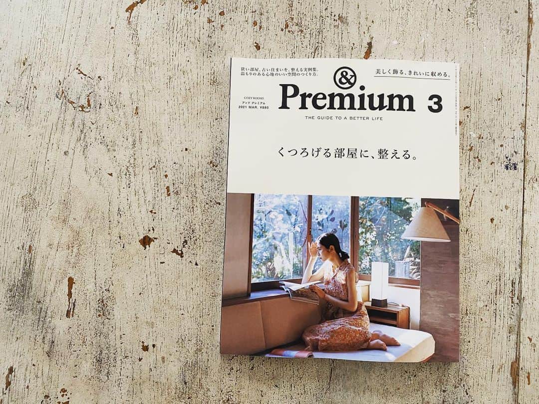 ハミルのインスタグラム：「. . 東京戻ってバタバタ。 . ずぼらな私はパンパンになった郵便ポストを 開けて、届いた本やら書類をあける。 . 現在発売中のマガジンハウス、&Premium の 3月号にて、”私とクルマ”にウチの新しい相方、 フィアット500Xくん載ってます。 . &Premiumの創刊2号目に、 ウチの前のベージュのニュービートルを 載せて頂き、今回は２台目の登場. . 写真はご存知・伊藤徹也さん、  @ito_tetsuya さん、 編集・利根くん. @m.tone0907  創刊から変わらない2人がやってきて撮影😂👍 . 前の車を泣きながら手放した時から、 もはや様子伺い来てた感じ？😂もしたよ。笑 . 連載させてもろーてる雑誌RICE、 “おいしいユリイカ”は、やっぱりおいしい！ 下町のペリカンのパンをご紹介。 写真は木寺さん　@noriokidera  文章はわたす。 . . この号、ハンバーガー特集の写真たちが たまらんよ。 そうそうたる面々。やっぱええ写真やなぁ。 70年代ー90年代のアメリカの写真の空気感を ひとり勝手に彷彿してもーた。 .」